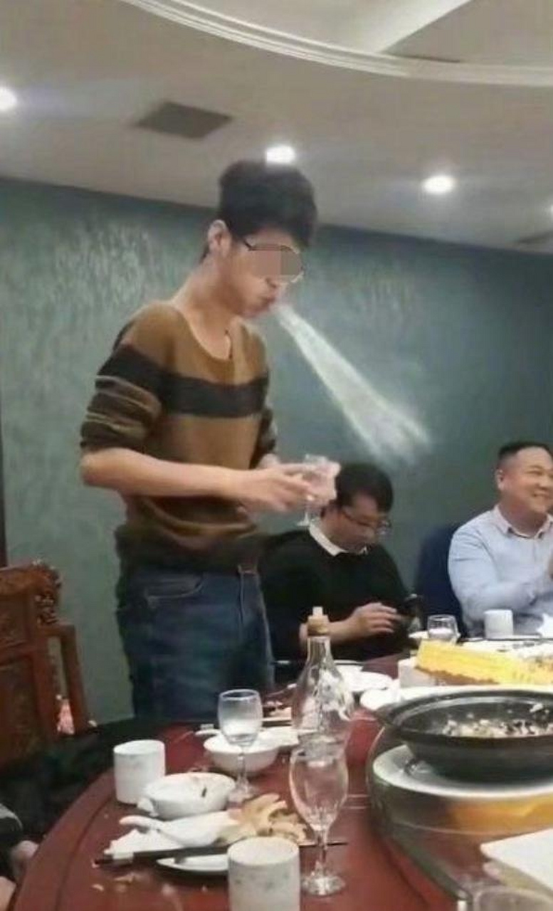 喝醉酒吐的照片图片