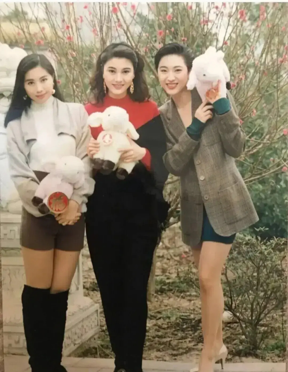 香港三大美女三十年前相片,中间李嘉欣,右边陈法蓉,左边的认不出来了!
