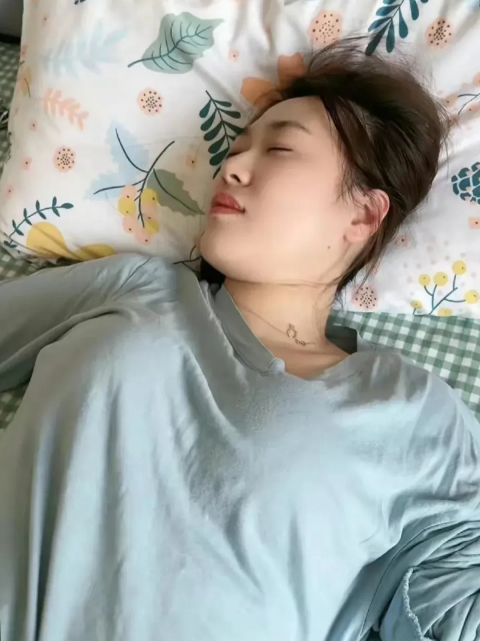 上了一宿夜班,回家美美的睡上一觉并睡到自然醒,比任何事情都幸福!