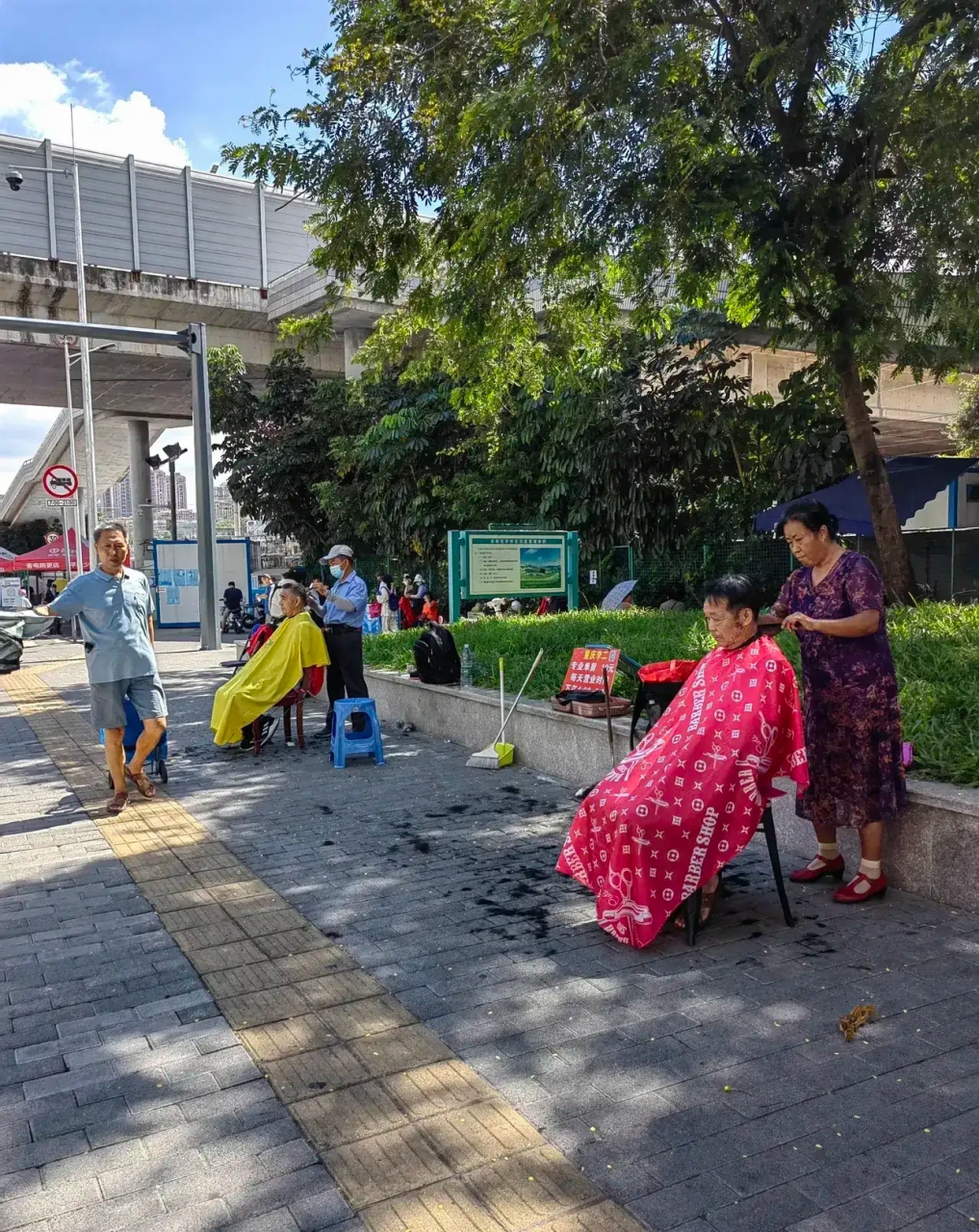 路边10元理发,很受欢迎,现如今理发越来越贵,这种方式应该会成为一种