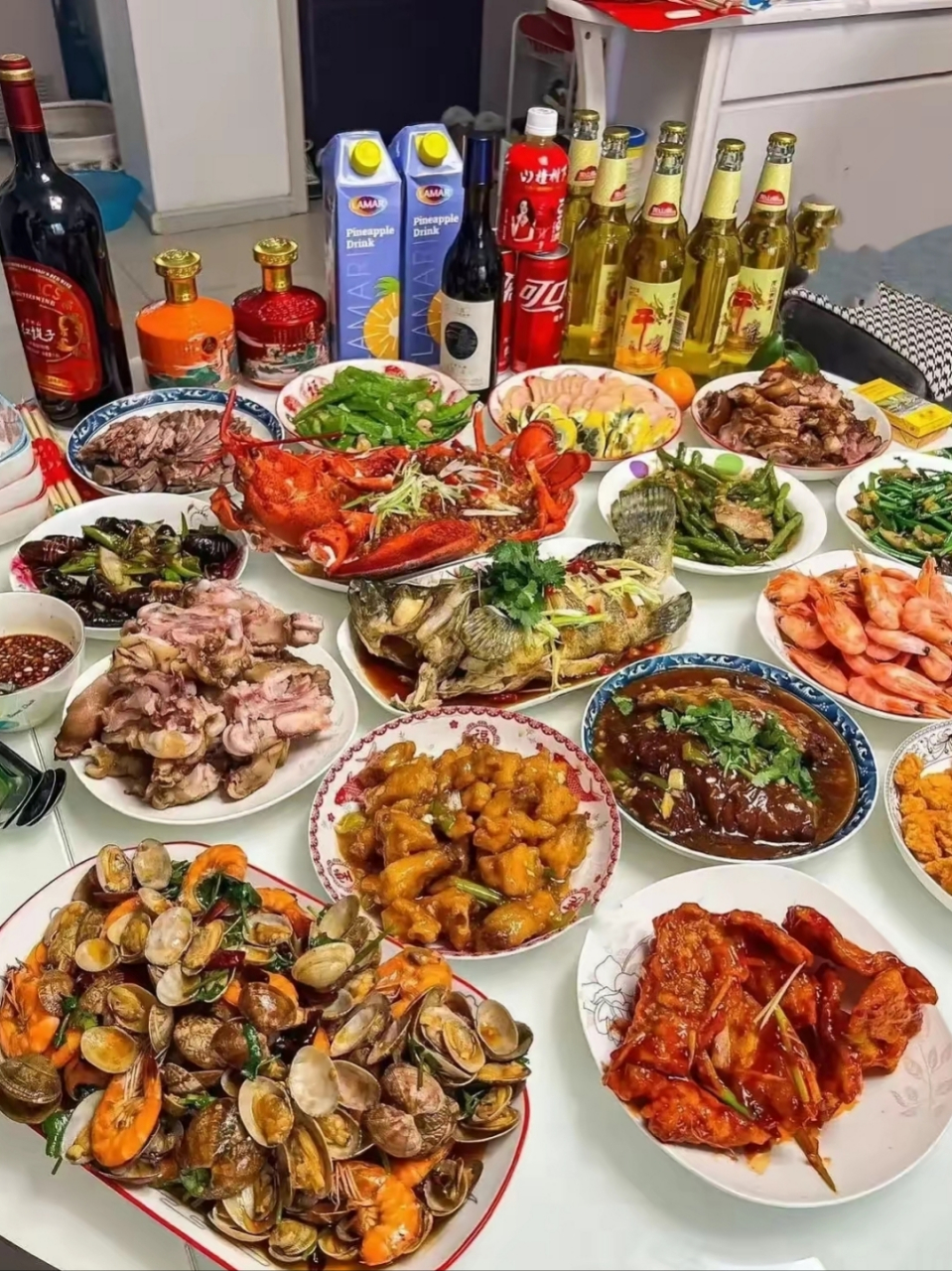 看到这满满的三大桌子菜,每一桌都是非常丰盛的美味佳肴,那么你最喜欢