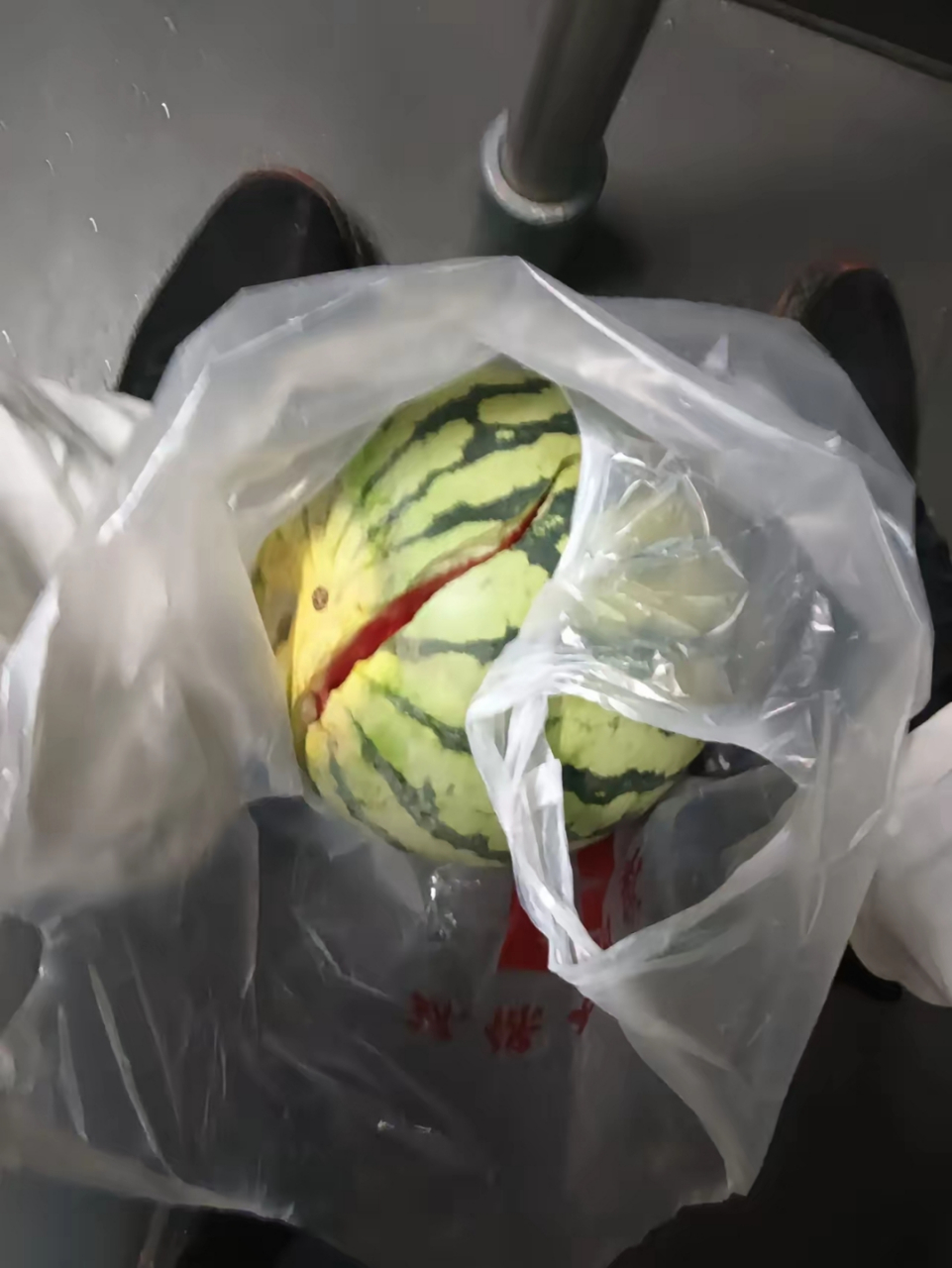 四十几度坐个公交车,驾驶员一个急刹车,把我刚买的西瓜摔碎了,我能找