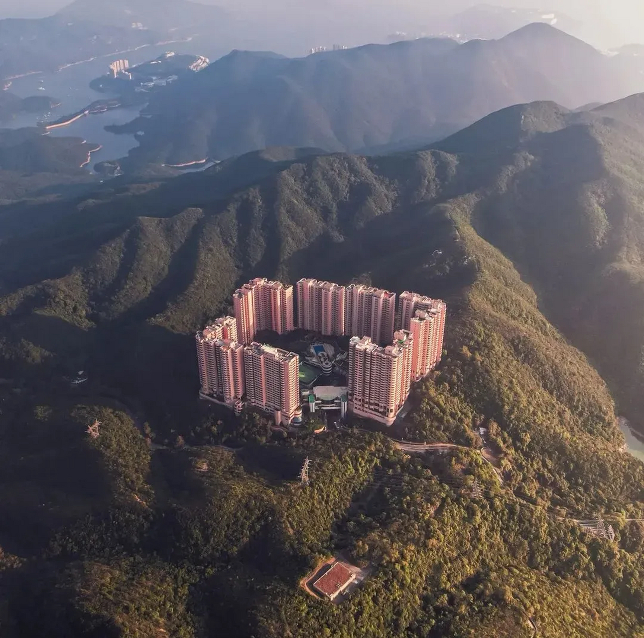 阳明山庄:海拔300米,香港地势最高的住宅小区,也是香港最贵的楼盘之一