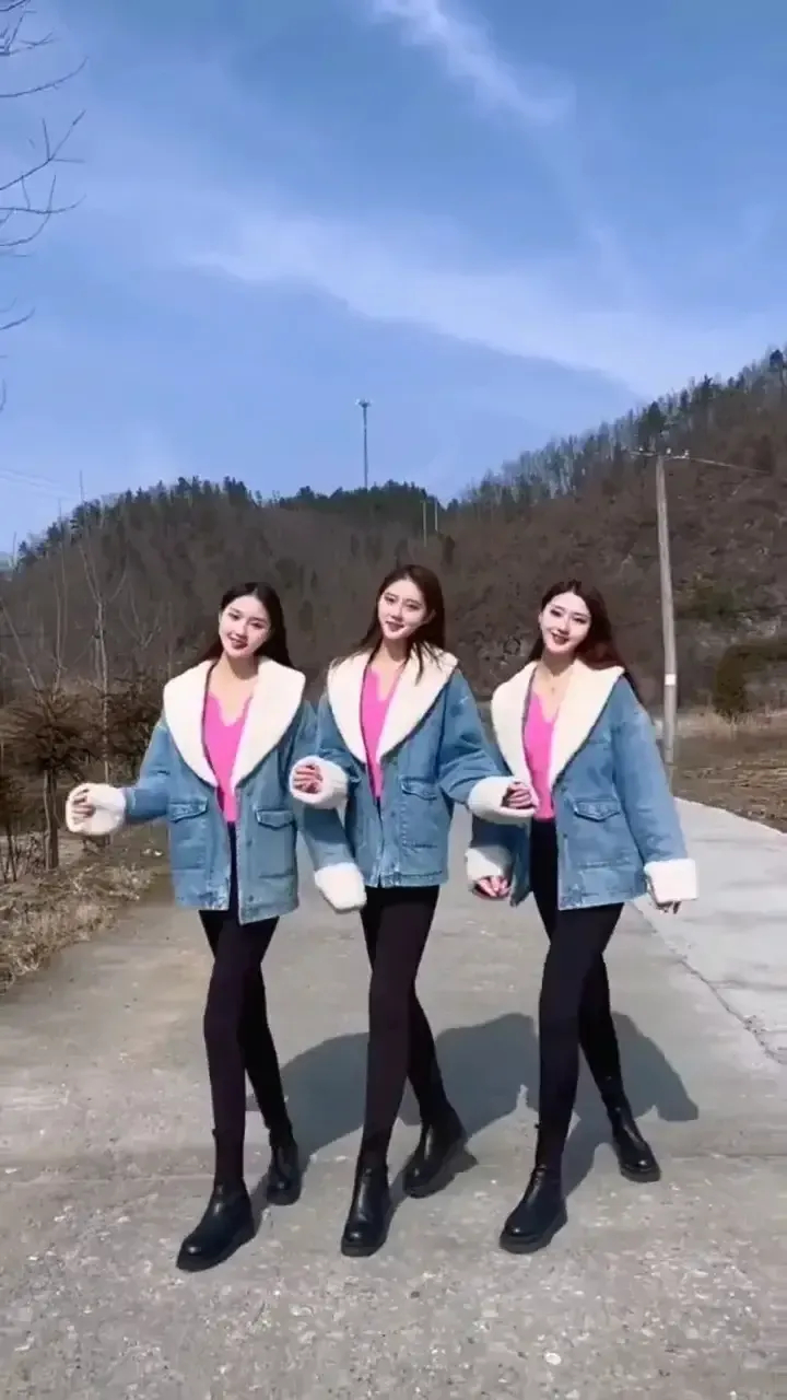 过年了,村里最美的三胞胎姐妹花也从大城市回来了,她们长相甜美,能歌