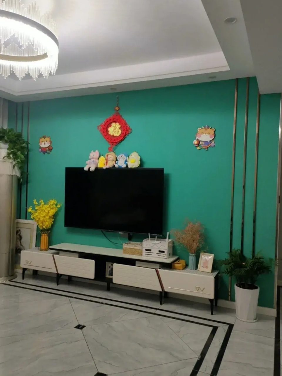 朋友们,请说句实话,是绿色的电视墙丑还是因为地砖呢?