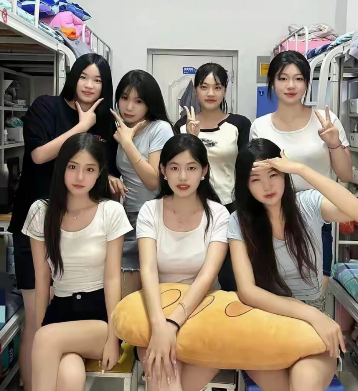 毕业了,我们宿舍的合影,个个都是青春美少女,要你选择,一定很为难吧!