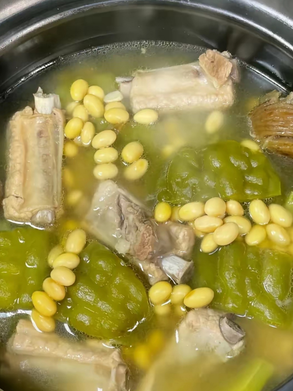 嫁到广东那么多年,  别的汤都能喝得习惯,  唯独就这个苦瓜黄豆排骨汤