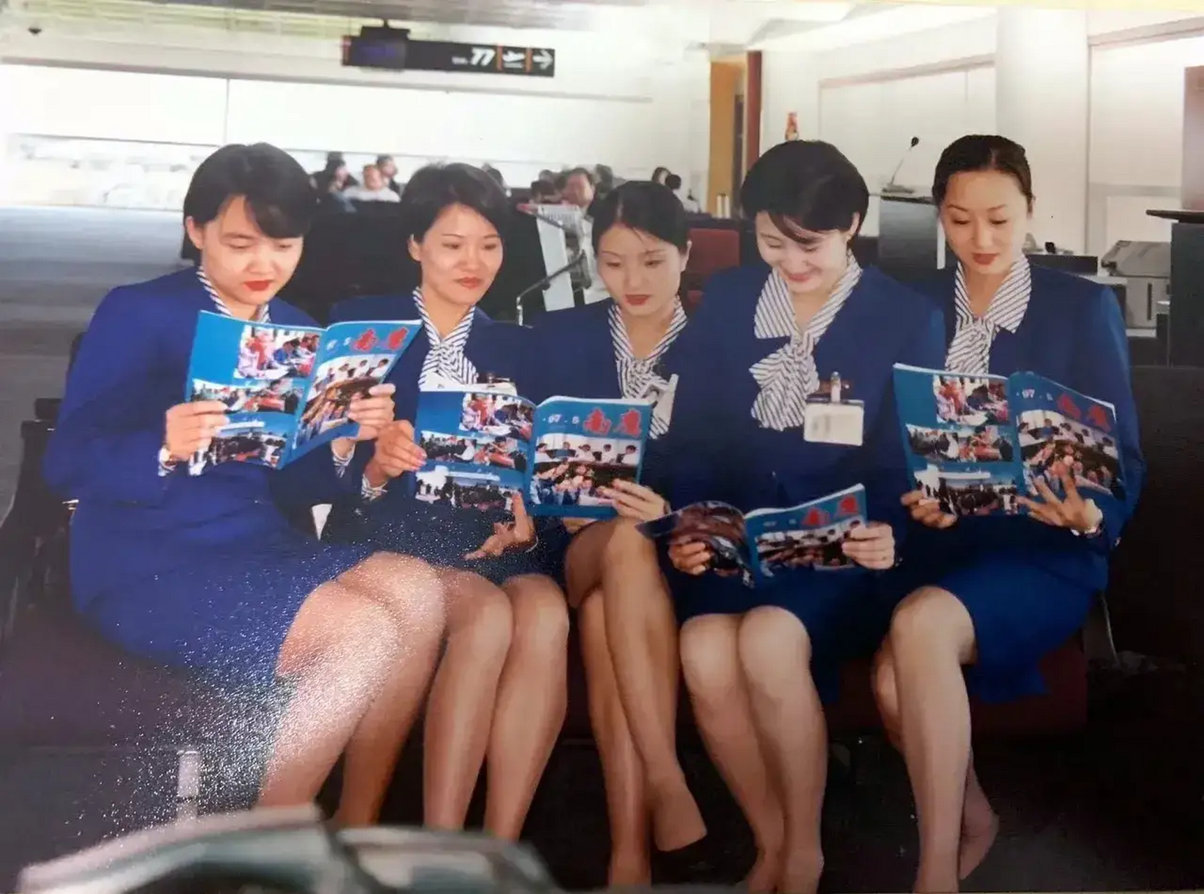 1993年,南方航空公司的幾個空姐們正做在一起看雜誌.