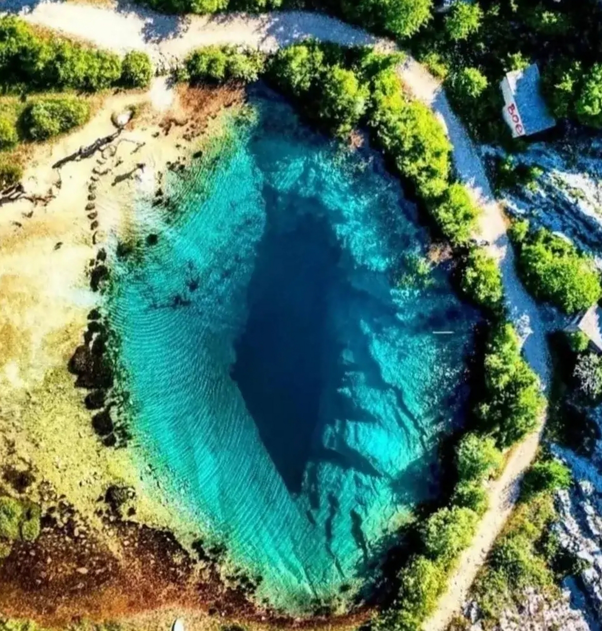 位于克罗地亚的"地球之眼",它是塞蒂纳河的源头,是一座小型喀斯特湖