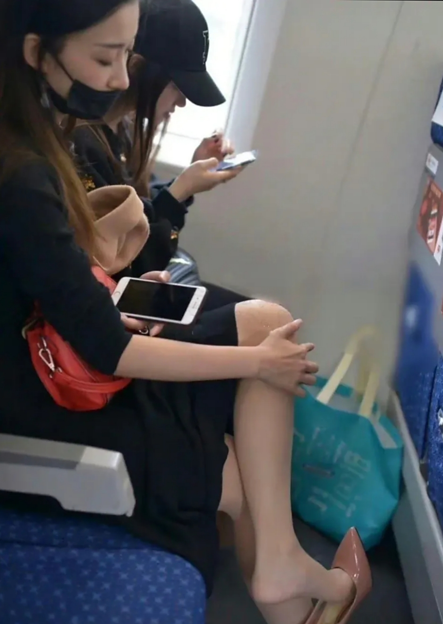 坚决抵制在火车上这样的不文明行为,动不动就脱鞋,一点公德心都没有,