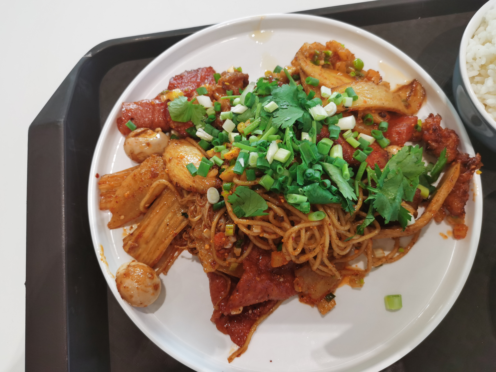 晚饭时间到,油炸食品喔,香香辣辣.一起来体验另类的炸串滋味吧