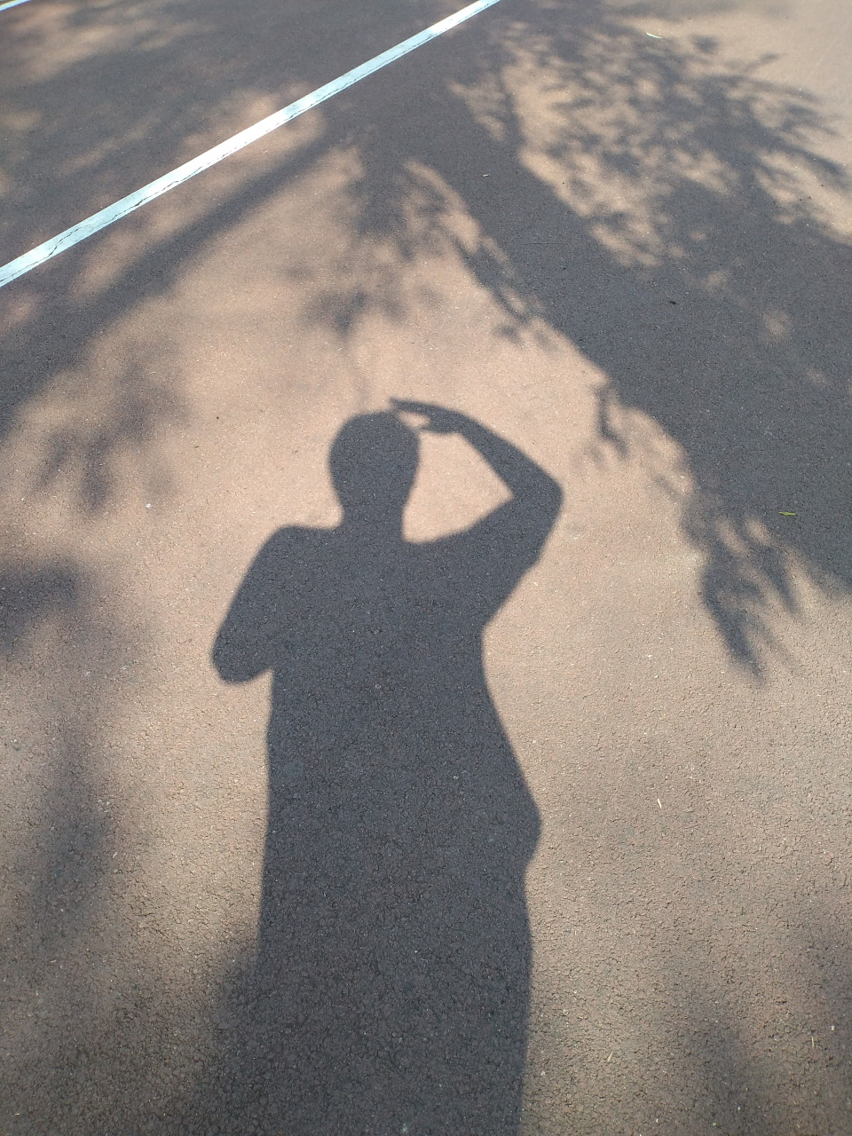 摸摸自己的影子,跟着我这么多年,辛苦了!～～～[大哭][大哭][大哭]