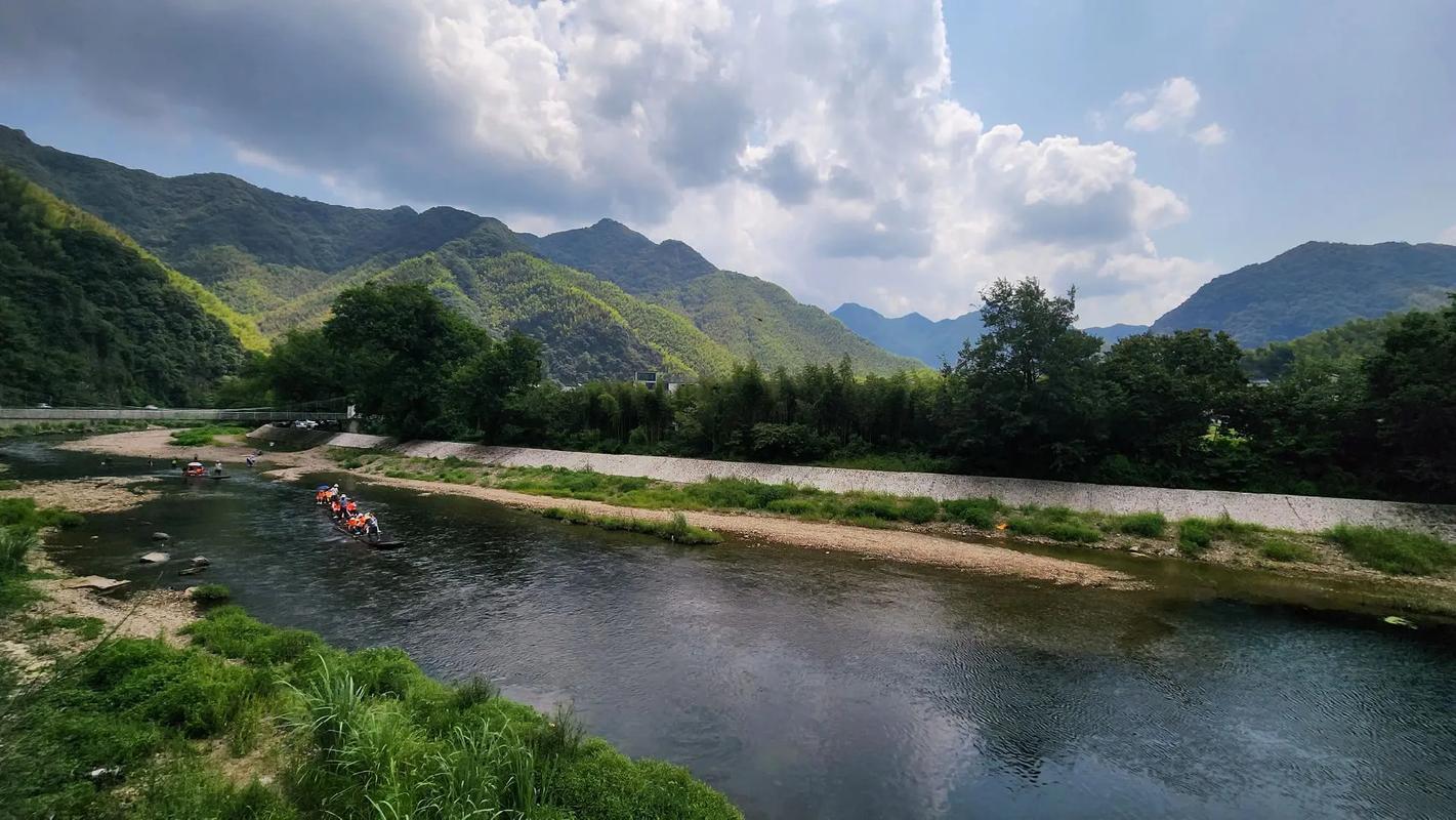汀溪景区是一个充满诗情画意的旅游胜地,位于安徽省宣城市泾县境内