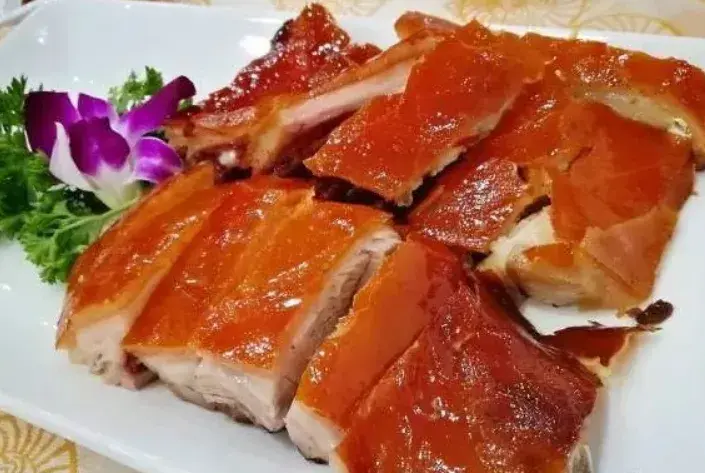 湛江雷州烧猪肉是一道历史悠久的名菜,色泽艳丽油亮,香味浓郁,皮脆