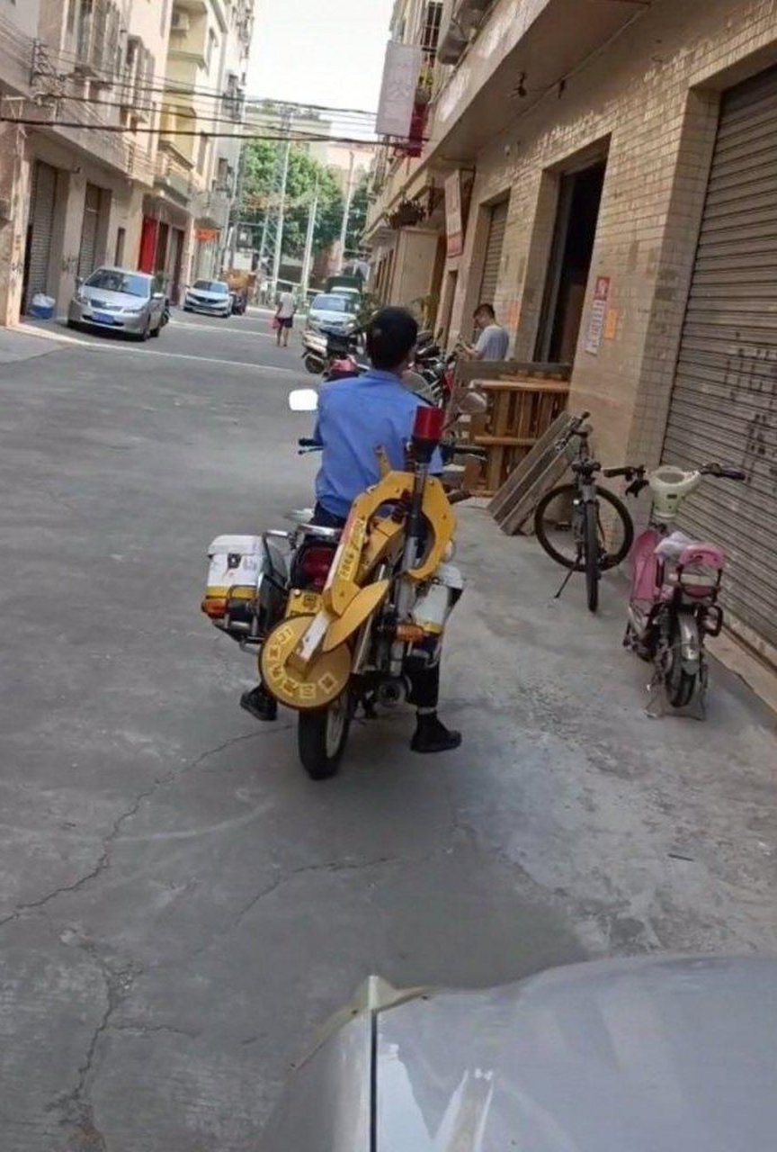 广东佛山一时之间被称为锁车之城,那么多是怎么锁上的,其实道理很简单