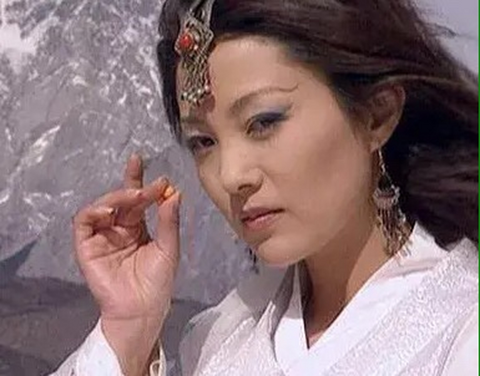 ,周旋于众多男人中间,机关算尽,最终也