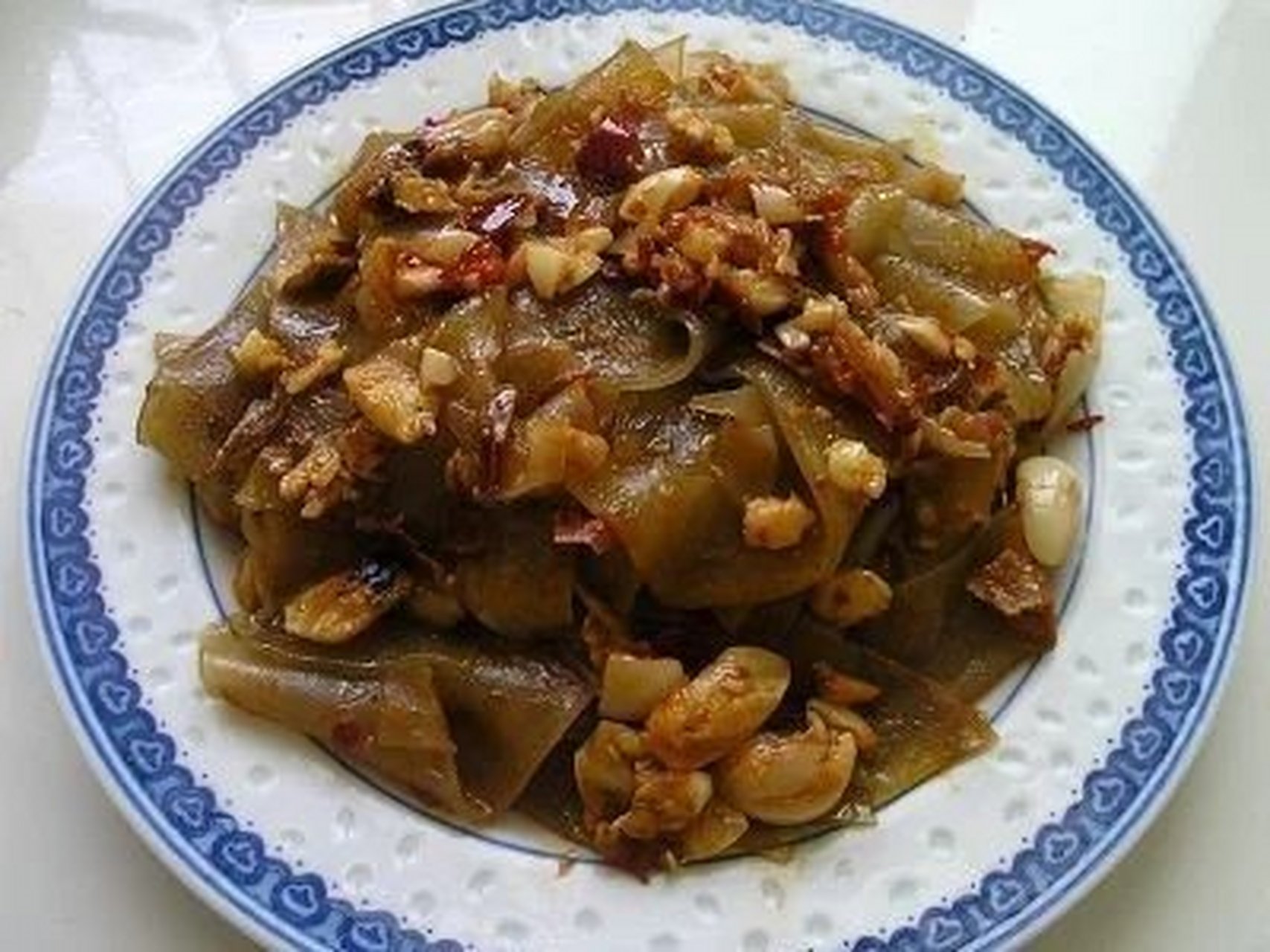 蒜焖粉皮的做法  蒜焖粉皮是一种美食,主要材料有粉皮,大蒜等,辅料有