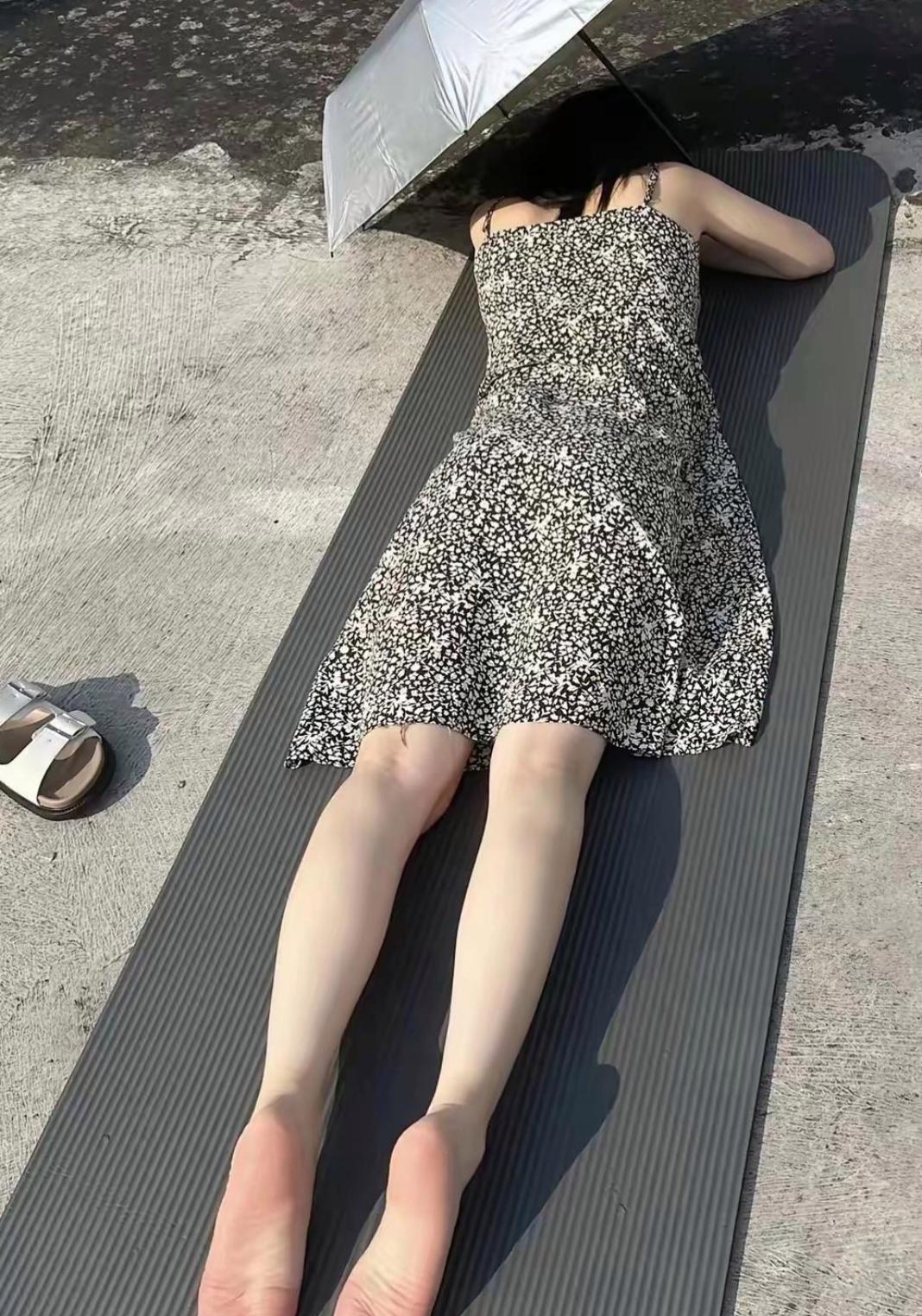 今天中午下楼买点东西,看到两个美女趴在地上,网上说晒背对身体好,问