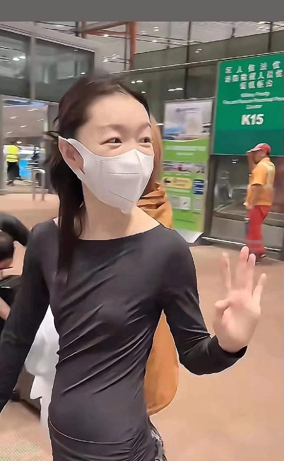 男性的心中往往都留有初恋的印记,因此像周冬雨这样洋溢着青春气息的