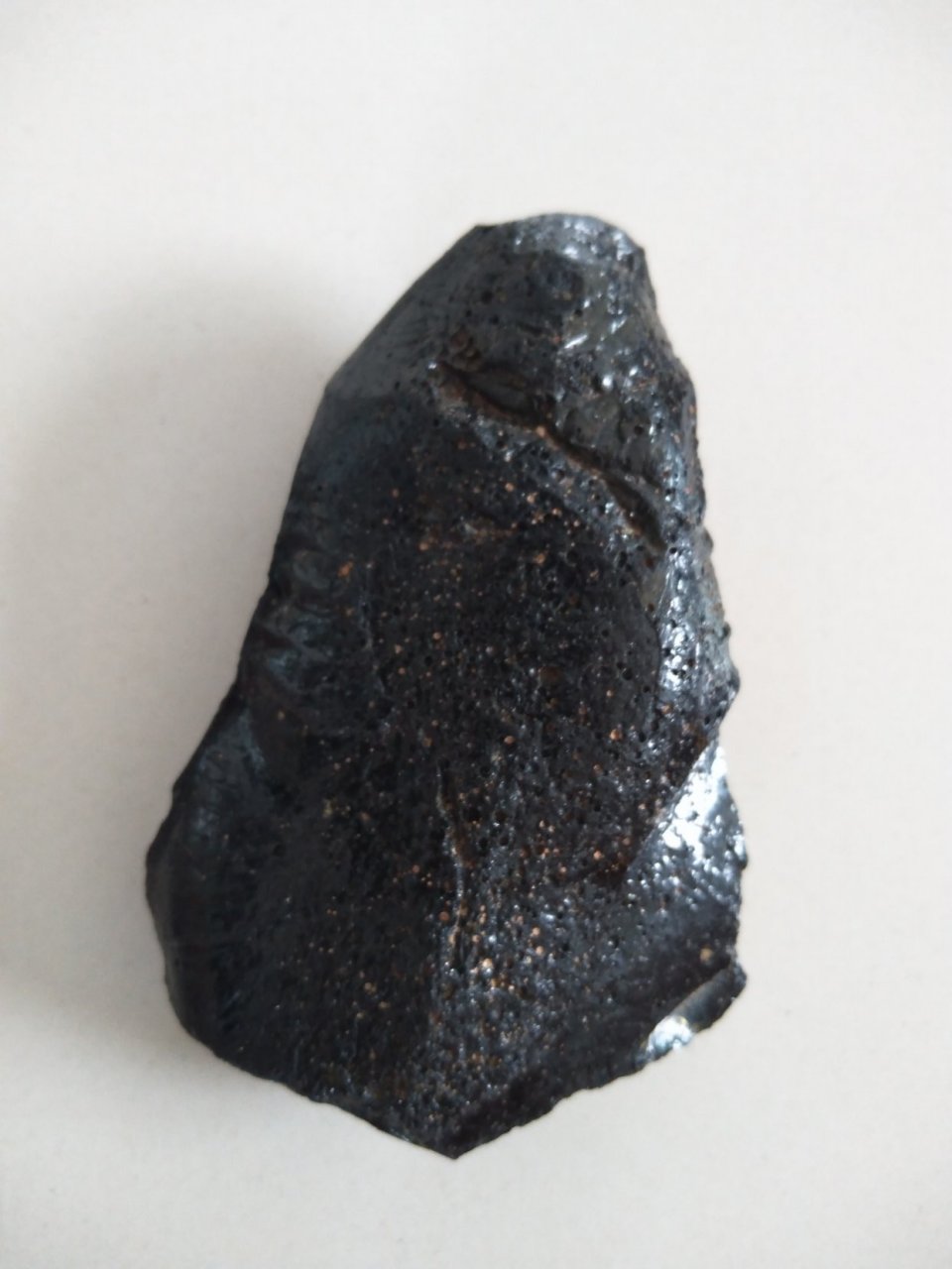 同一石头正反面,在表面内部有金黄色透明结晶,请各位老师指点这是什么