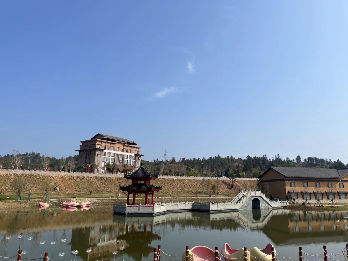 天空很蓝,闺蜜带着我在她家乡的