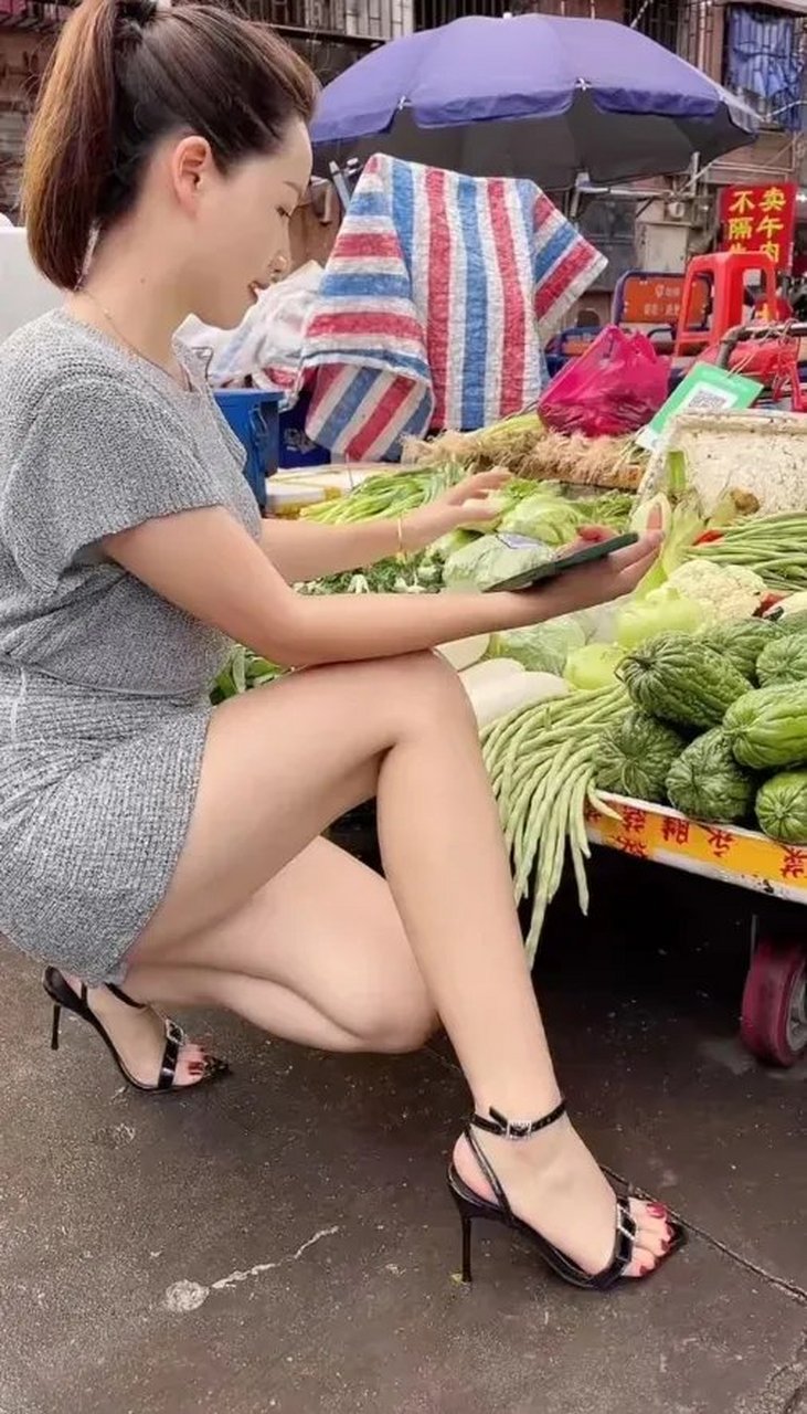 买菜的美女,和新鲜的蔬菜一样,水灵灵的皮肤真好,一看就是很会生活的