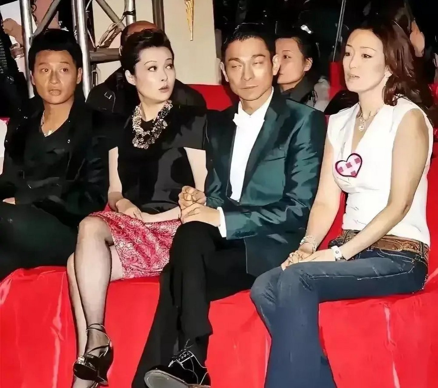 刘德华坐在巩俐和袁立中间,竟然还打瞌睡了,华仔真有定力呀,巩俐好像