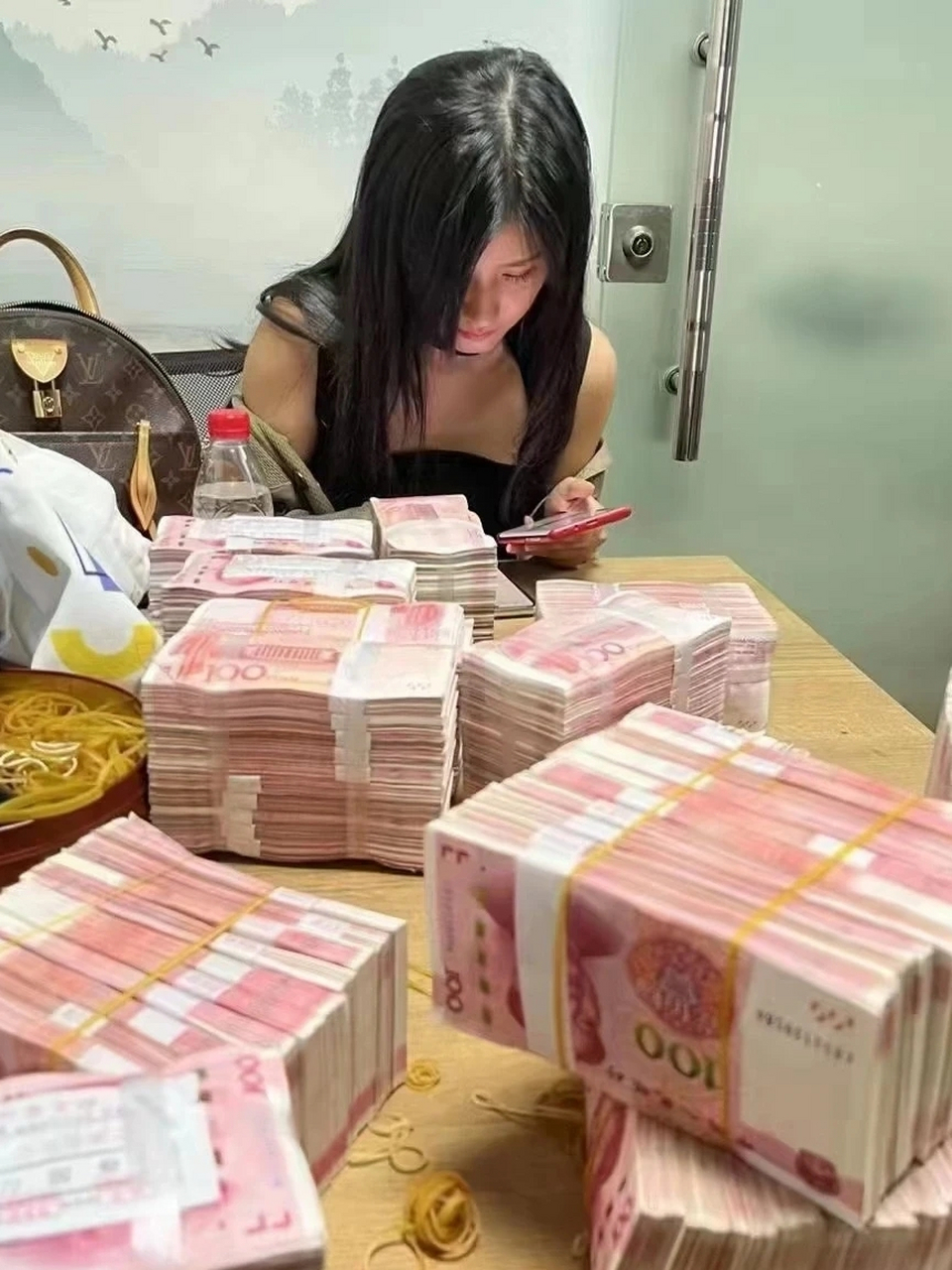 美女和金钱都在这摆着,二选一,要美女还是金钱?多少人的追求呀