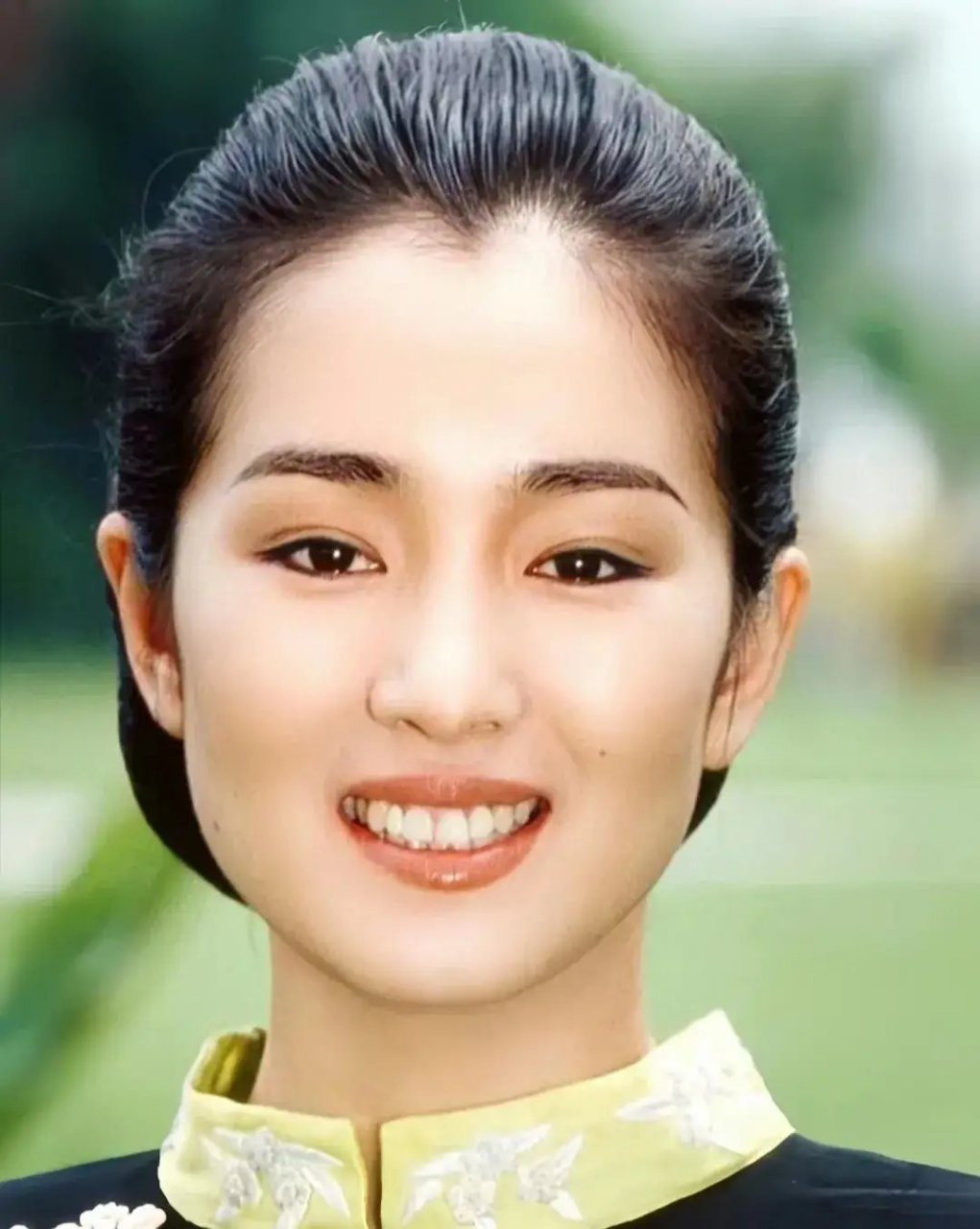 巩俐越老越有的骨相美,太年轻根本欣赏不到巩皇的美,以前还是太年轻