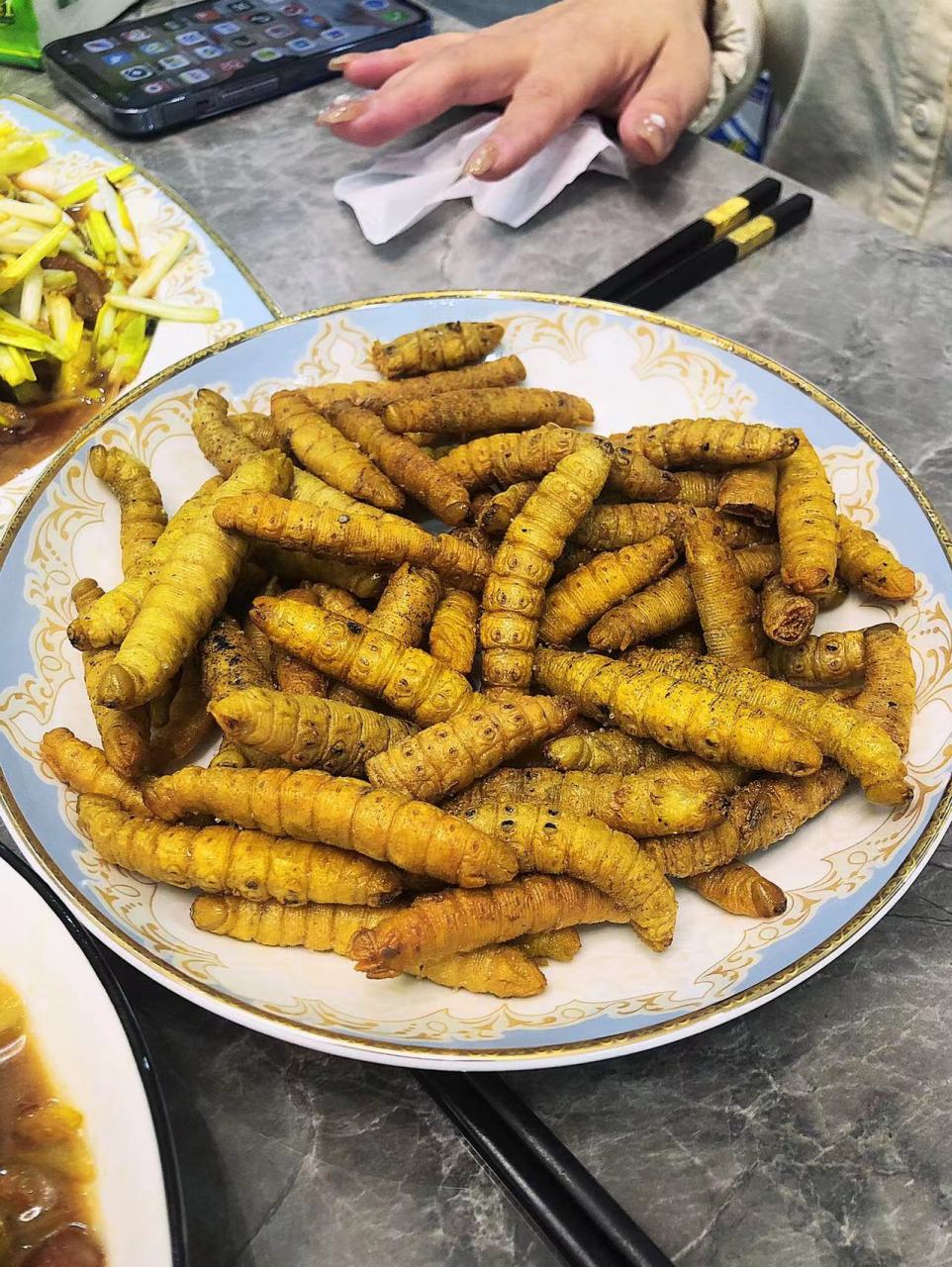 下面教你怎么制作油炸豆虫: 买回来的豆虫一般都是速冻的,第一步蚊乔