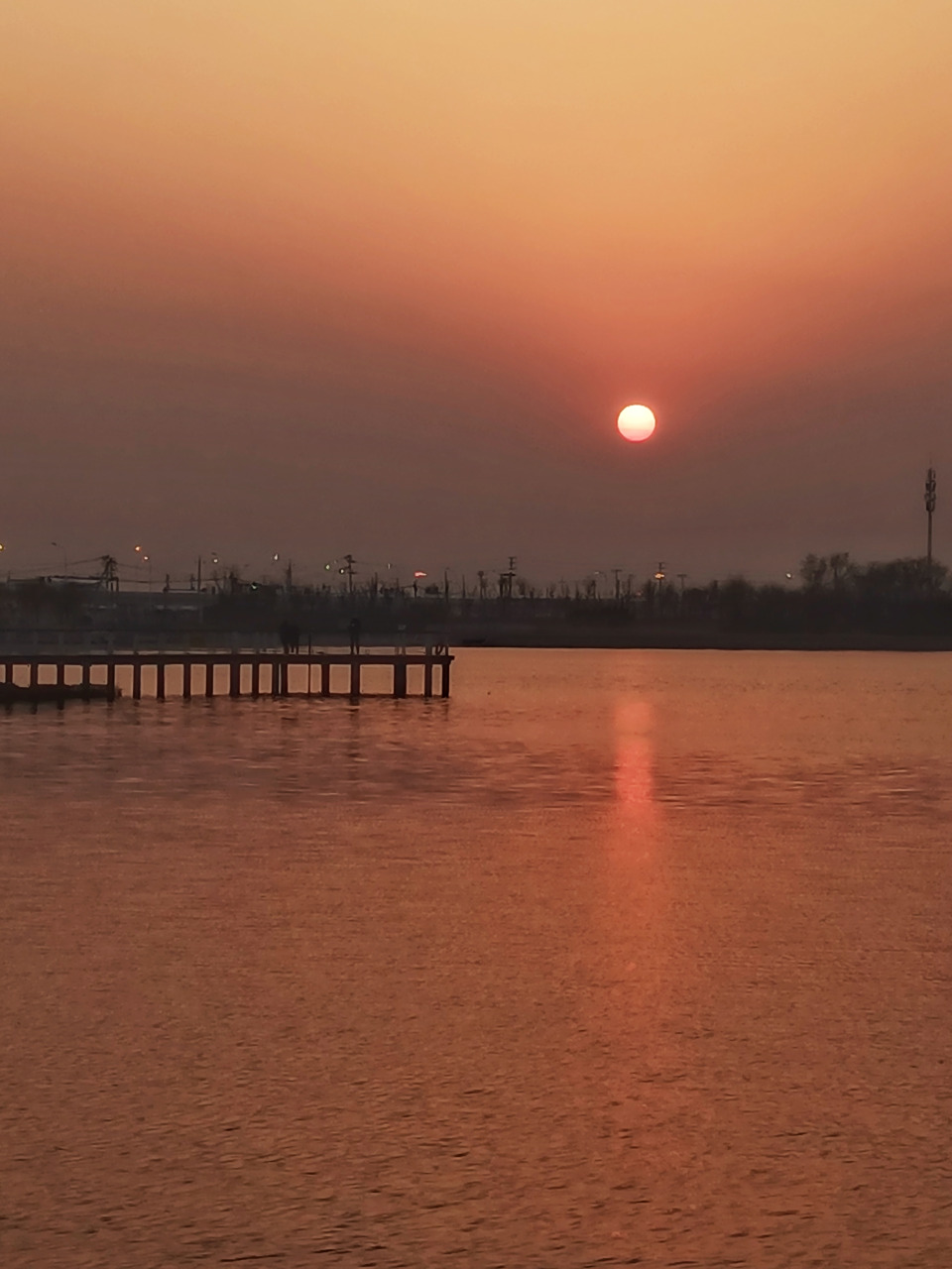 天津市滨海新区 金海湖 夕阳斜照 湖面温柔 暖色调 构图