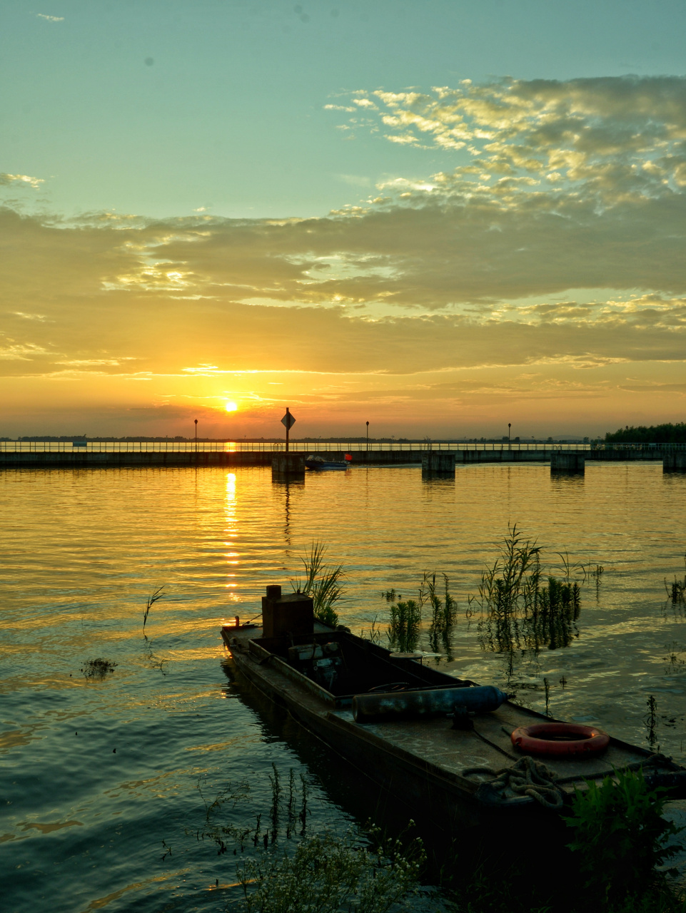 洪水过后的大长江芜湖段  江岸斜阳红满天, 小船芦苇两缠绵.
