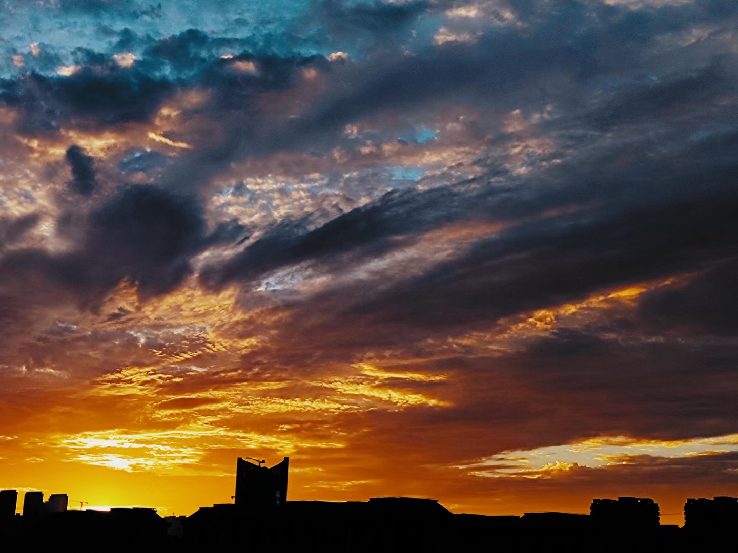 灰蒙蒙的云层与远处的建筑轮廓交织在一起,仿佛诉说着一段未完的故事.
