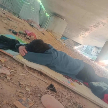 干苦力活的真的是特别的辛苦,为了节省时间中午就只能在工地上躺在