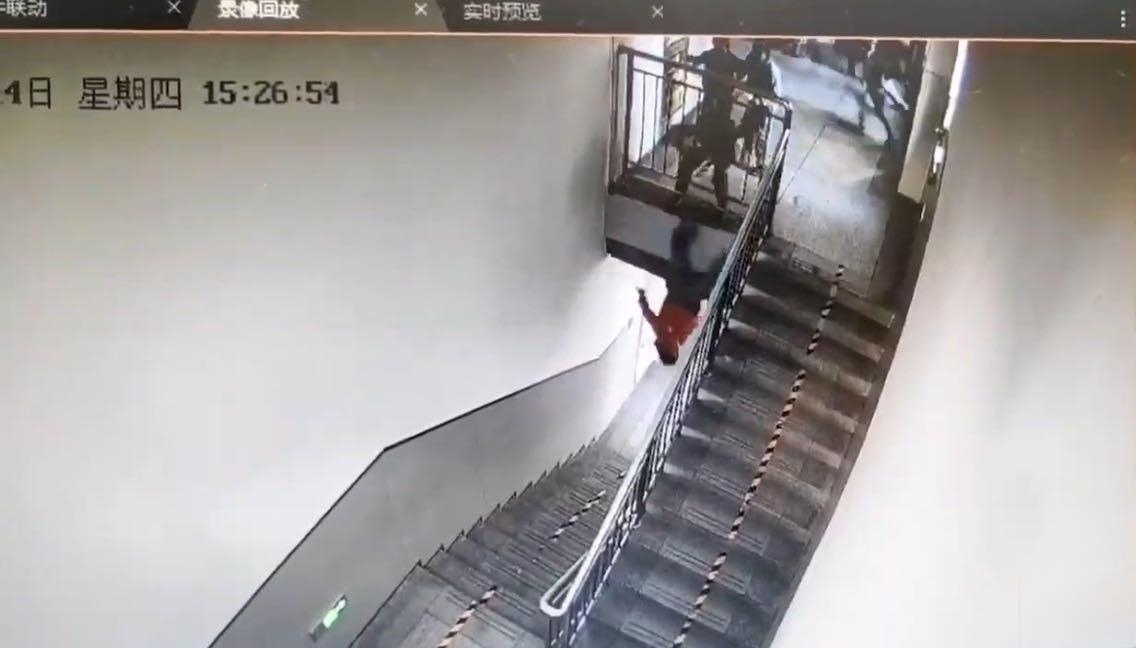 从楼梯上摔下来的后果图片生活中危险场景孩子在学校打闹危险高清图片