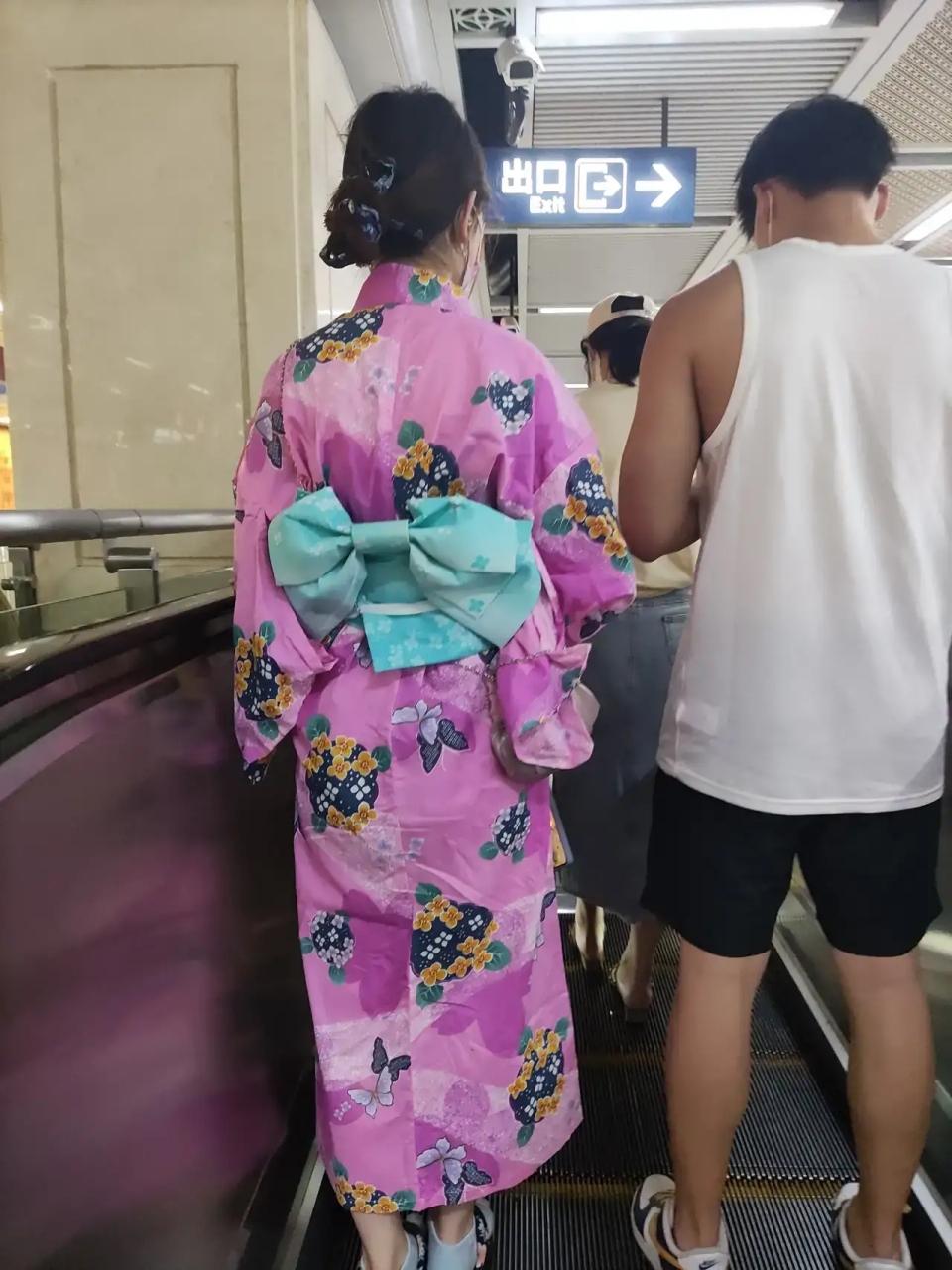 去大连日本风情街女朋友坚持要穿和服,毕竟 去大连日本风情街女朋友