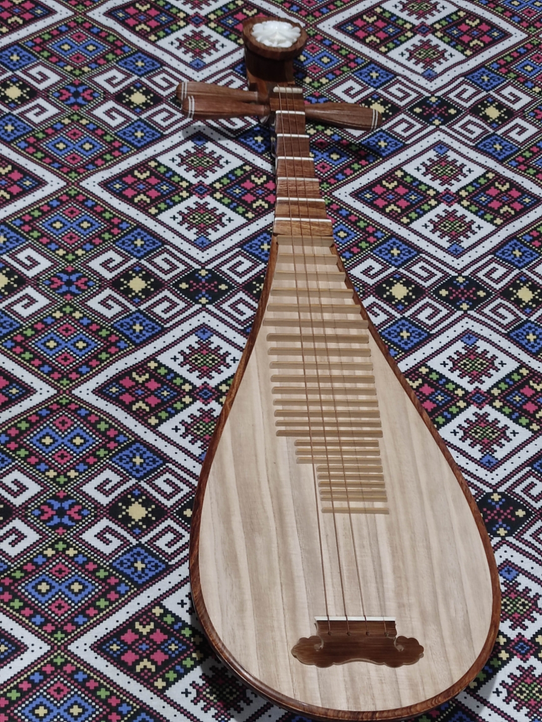 在历史的长河中,它不仅是乐器,更是一种情感的载体,见证了无数悲欢