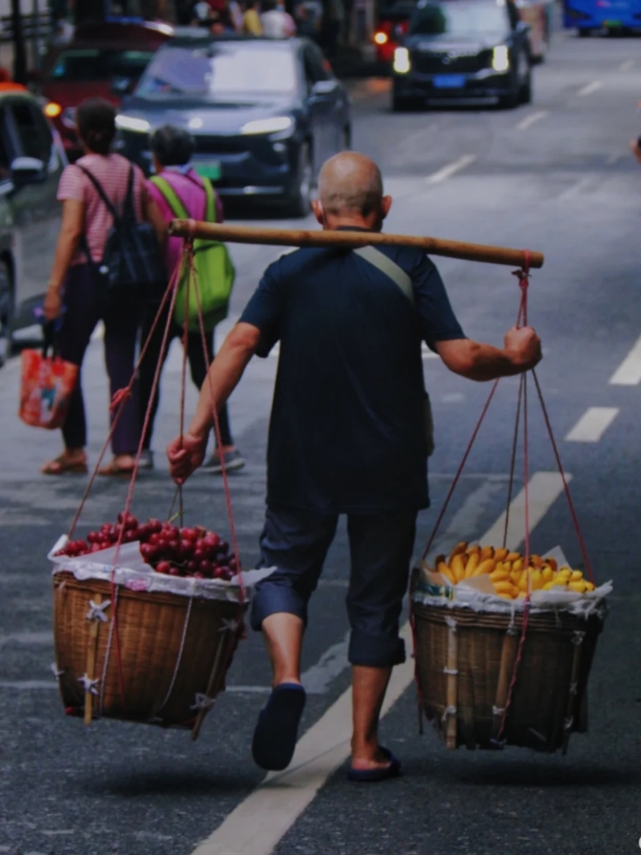 挑担男人图片