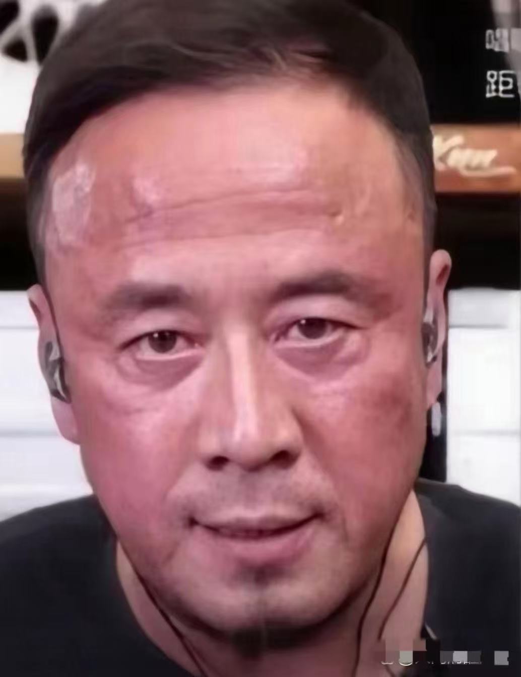 "杨坤嘴角微微上扬,幽默回应:"请看vcr