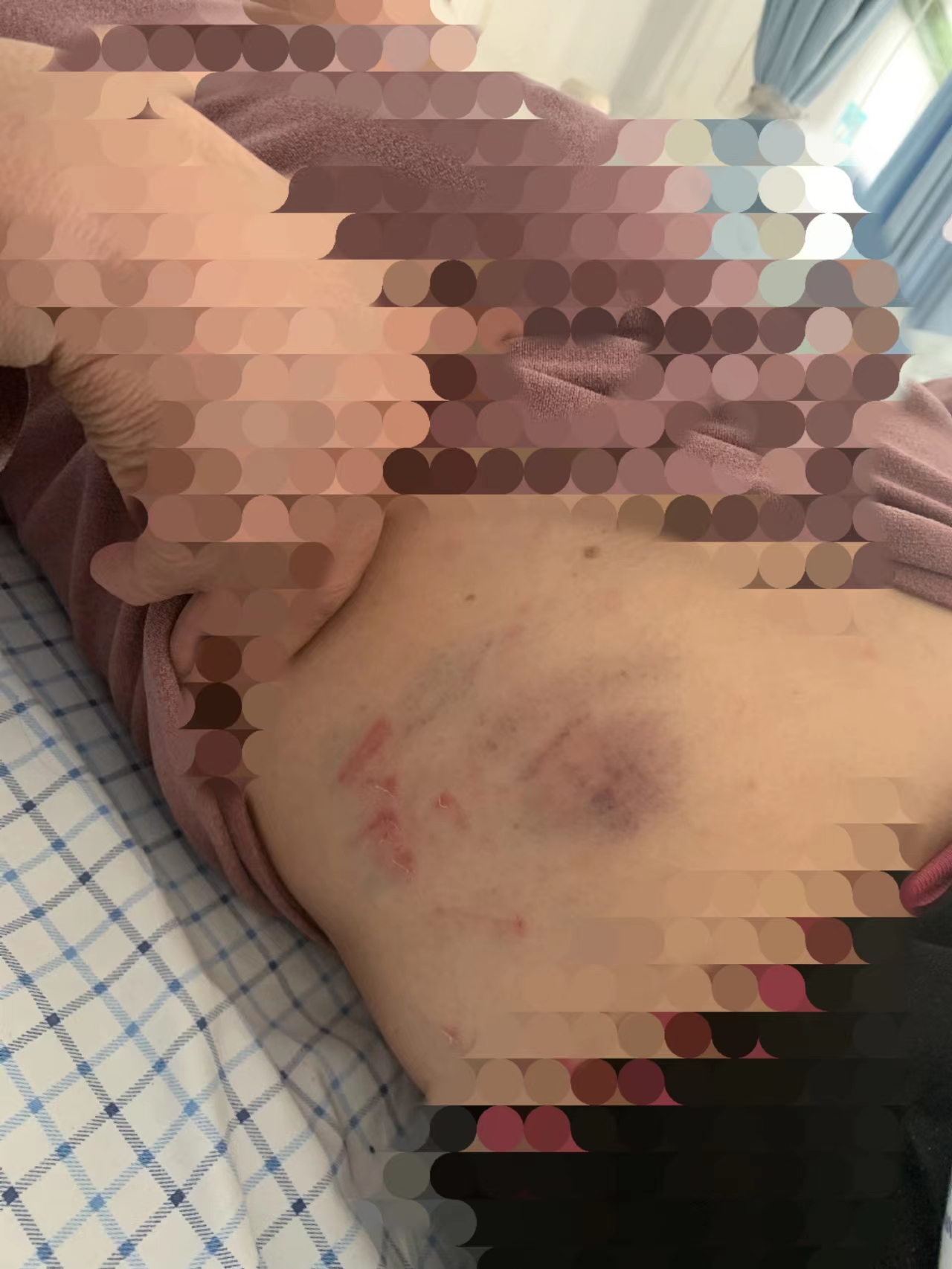 被害者还是一名60岁老妇人.老妇人的儿媳被殴打最为严重,骑在身上