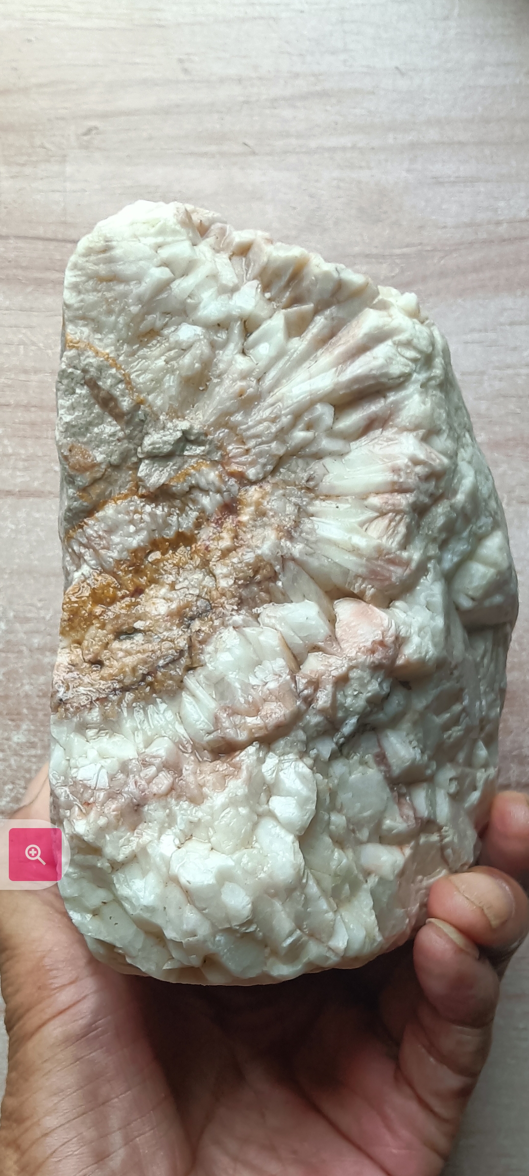 一块天狼星白陨石,一排排洁白的晶体,是透闪石组成,请指点