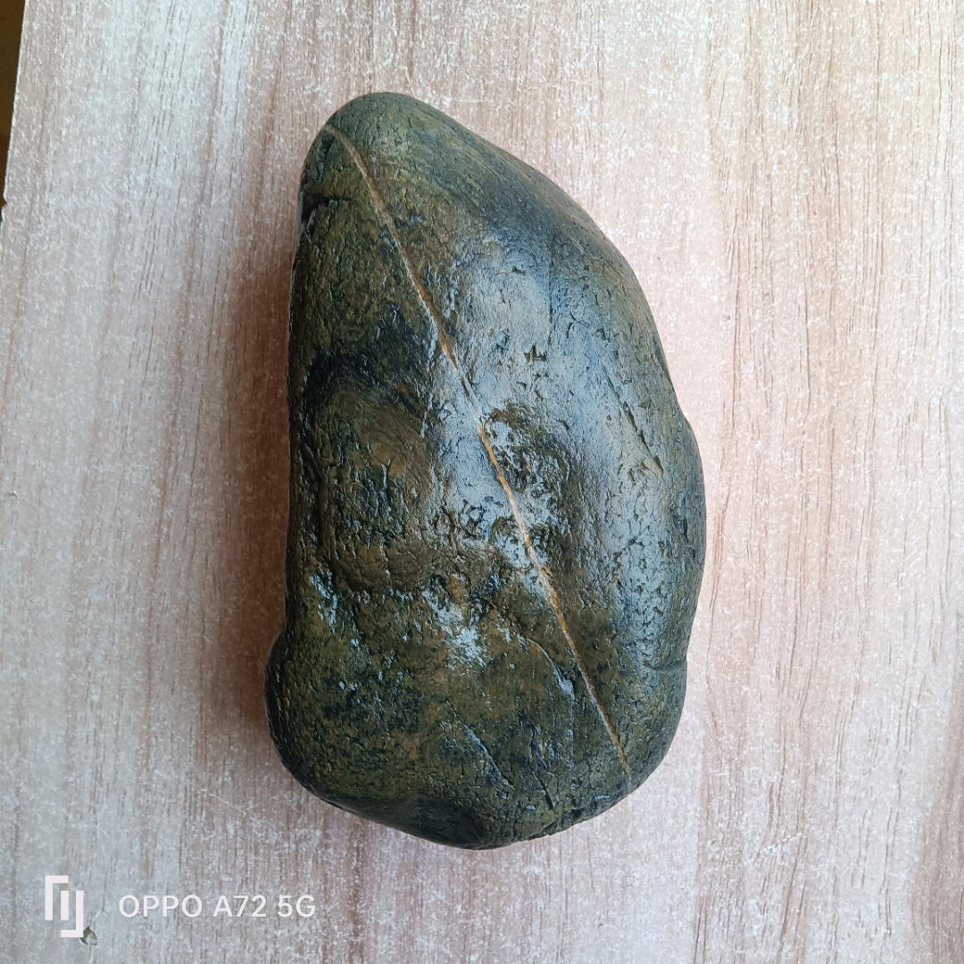 卫律四钻石陨石,青黑色,重1100克,请欣赏.