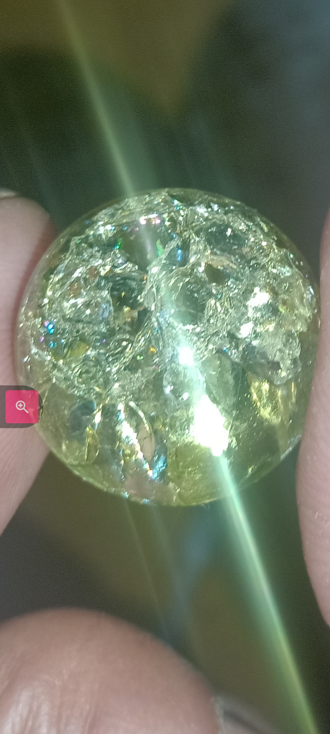 玻璃陨石珠,天然受重力而碎裂的样子,晚上拍出的效果,非常漂亮