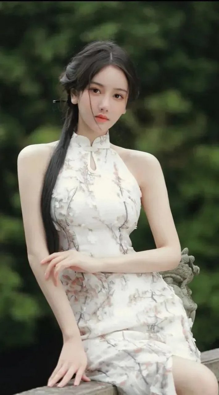 古装果然还是小巧玲珑的女人,身材高挑的,显得有一点骨架大.