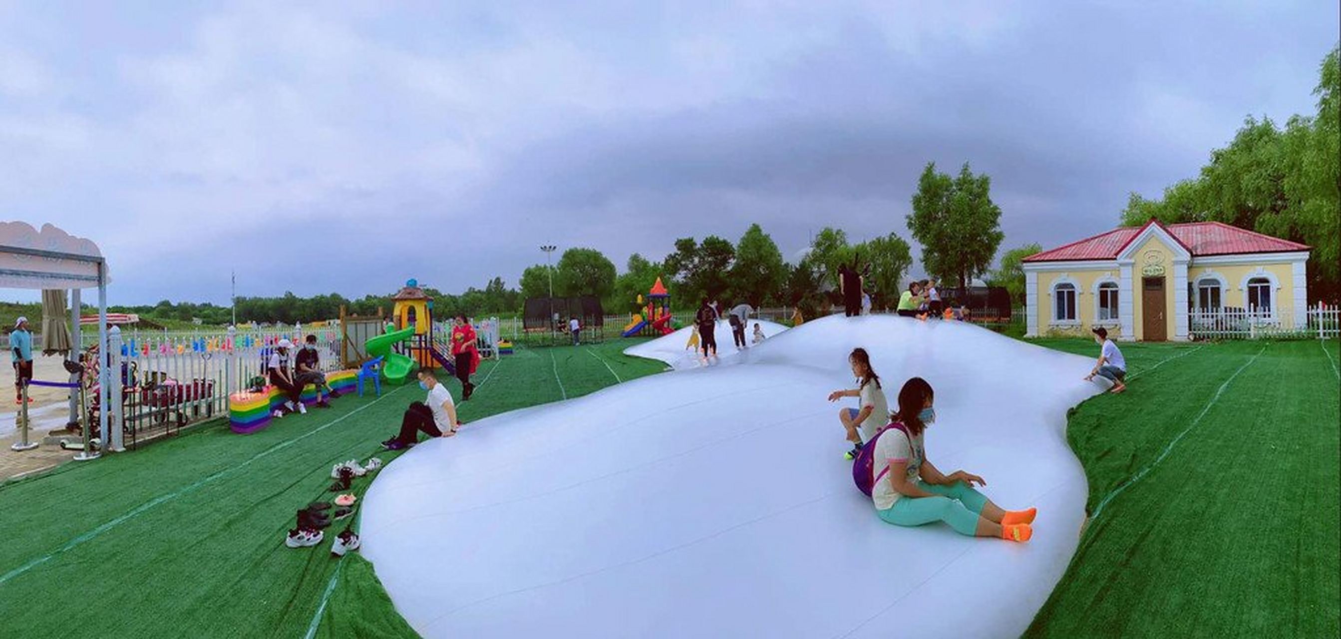 河北鹰布游乐设备有限公司网红脚踏船,亲子人力船,抖音网红船厂家