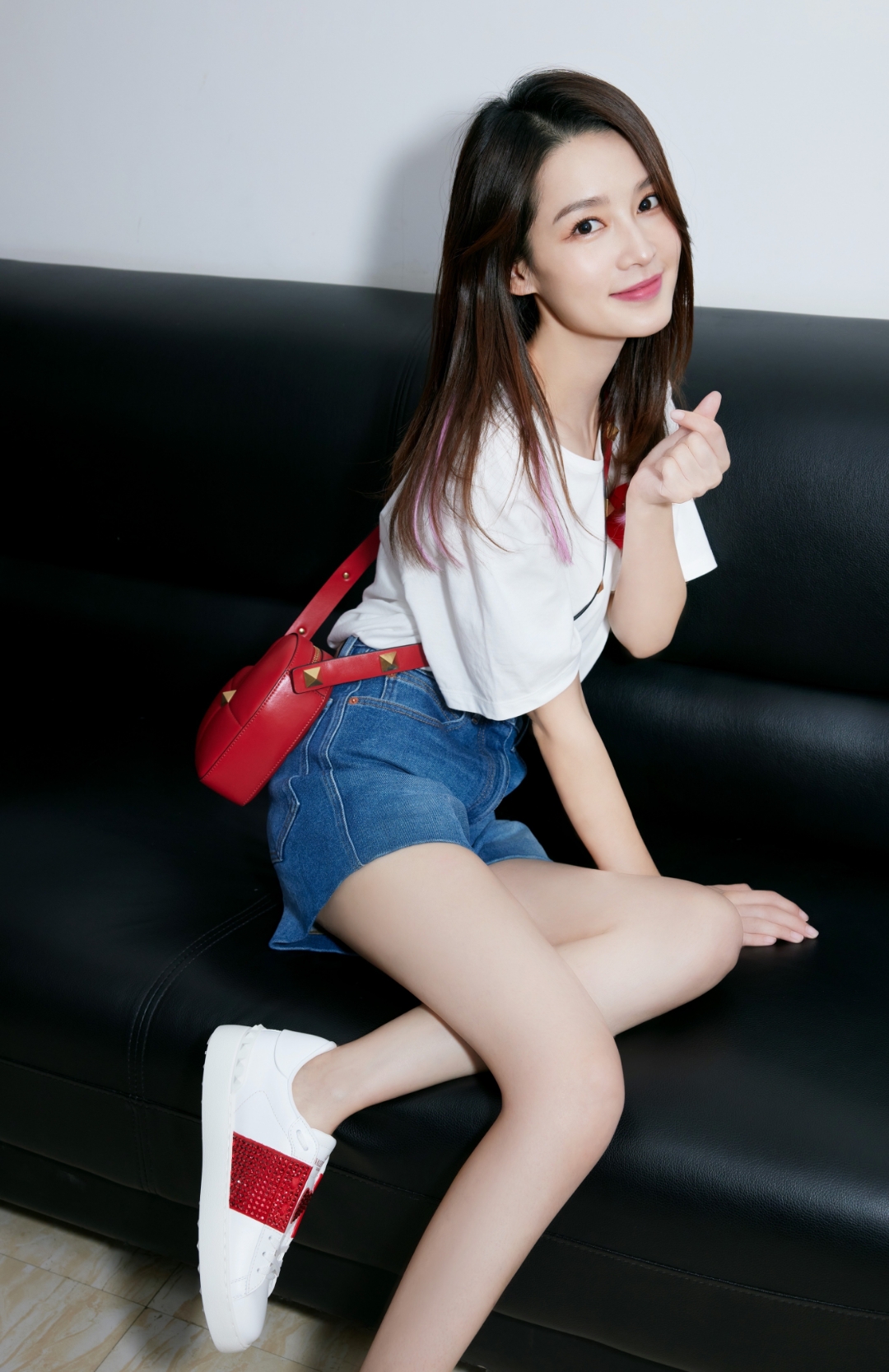 "李沁的笑容如夏花般灿烂,手举心形包俏皮可爱