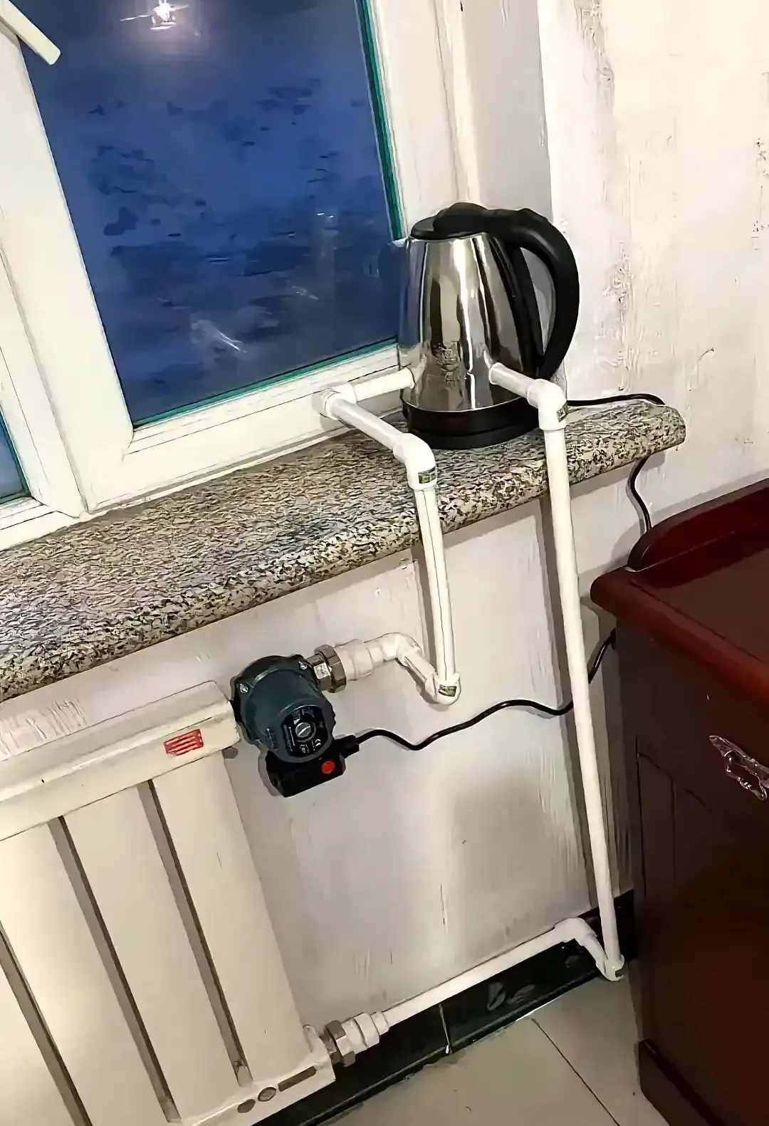 不过这同事也是聪明自己捣鼓着把卧室搞成了电暖气