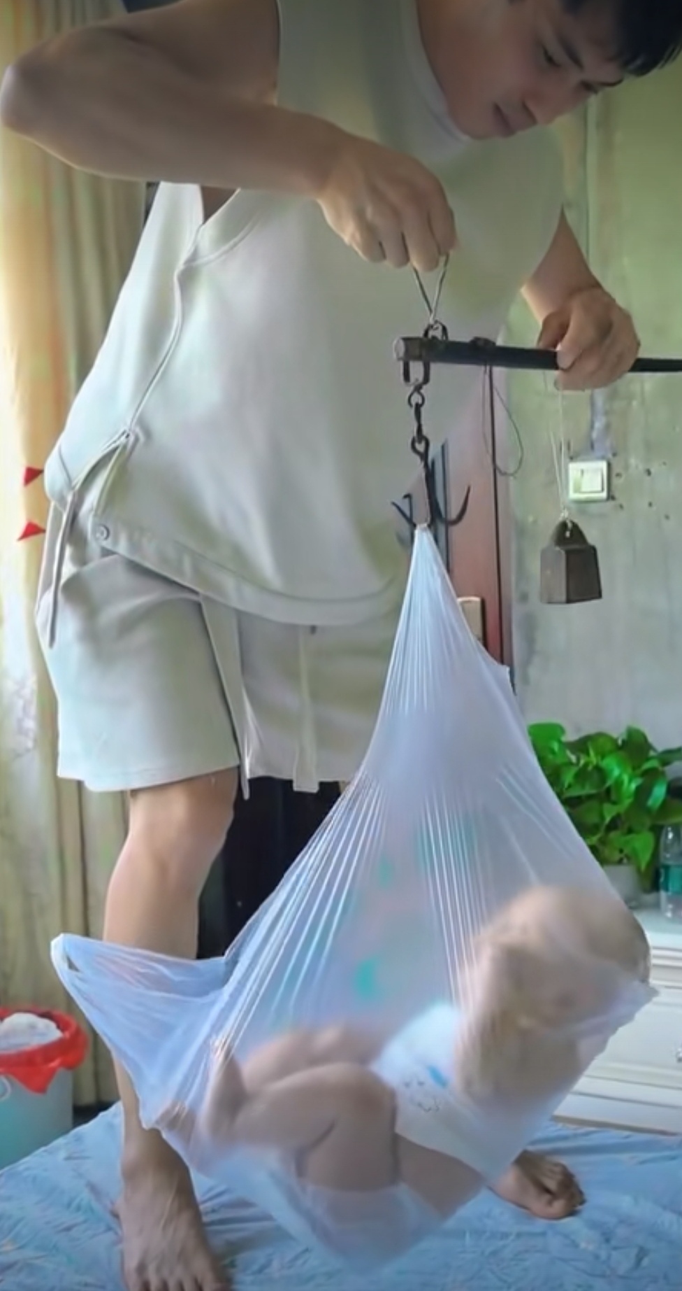 瞧瞧这爹,真是让人无语,竟然这样耍孩子!哈哈!