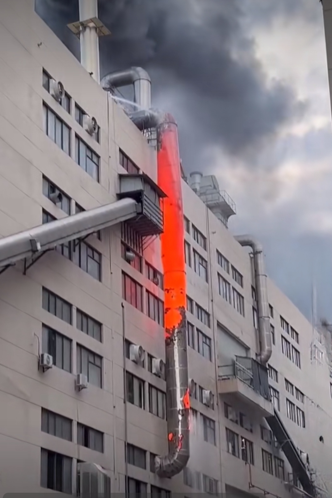 公司对面饭店的的排烟管着火了,通红通红的.看着好吓人!