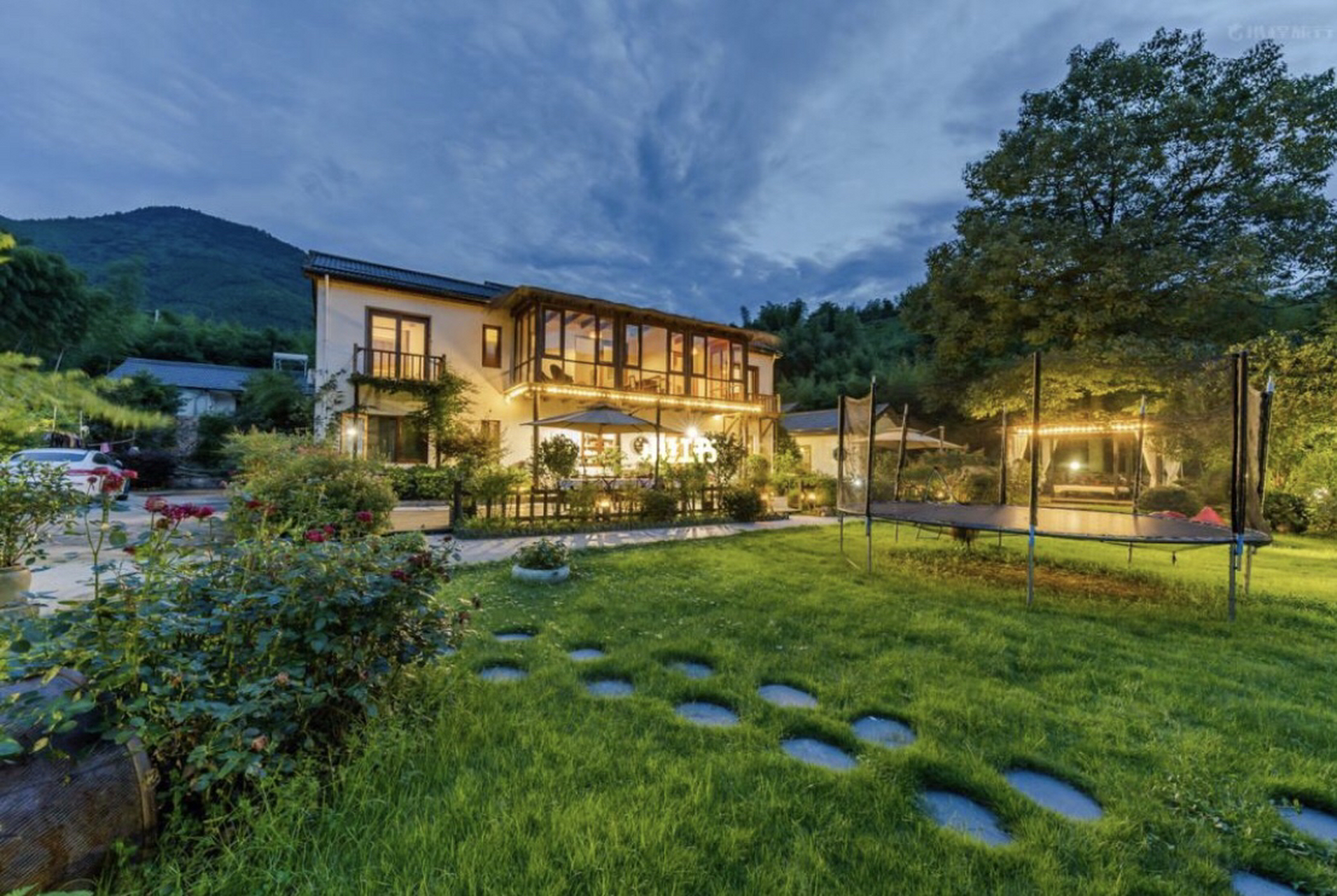 德清县莫干山镇溪源山庄位于筏头乡后坞村陆家桥28号,抬头可看青天